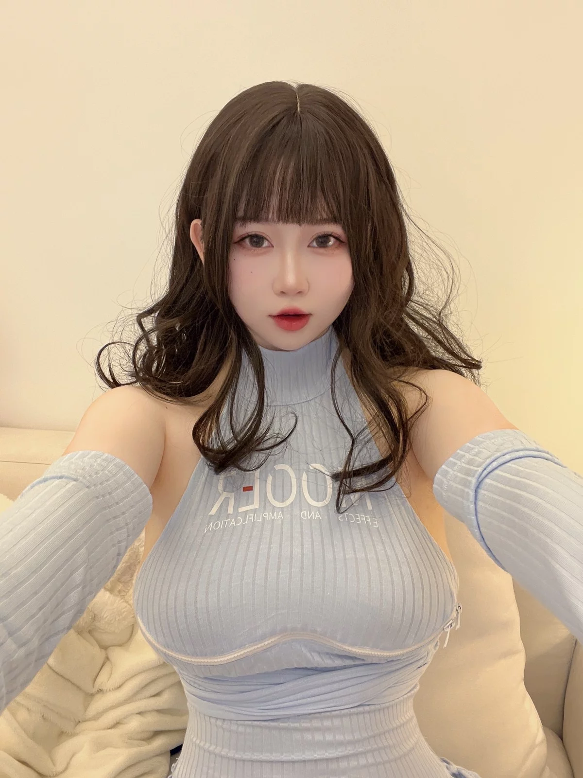 蜜桃少女是依酱呀妹妹主题私房性感灰色开胸连衣裙配白丝袜秀丰满身材诱惑写真31P
