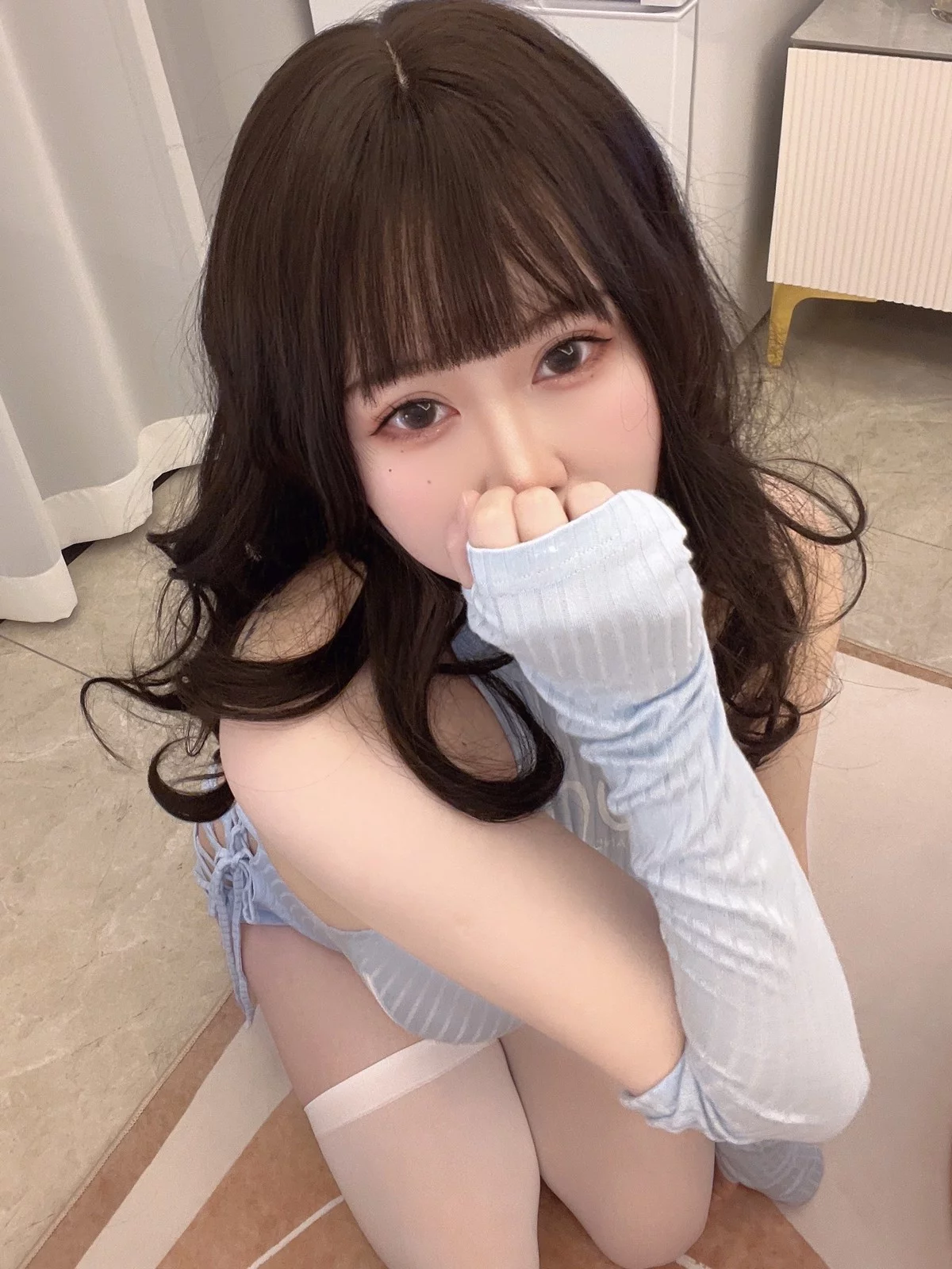 蜜桃少女是依酱呀妹妹主题私房性感灰色开胸连衣裙配白丝袜秀丰满身材诱惑写真31P