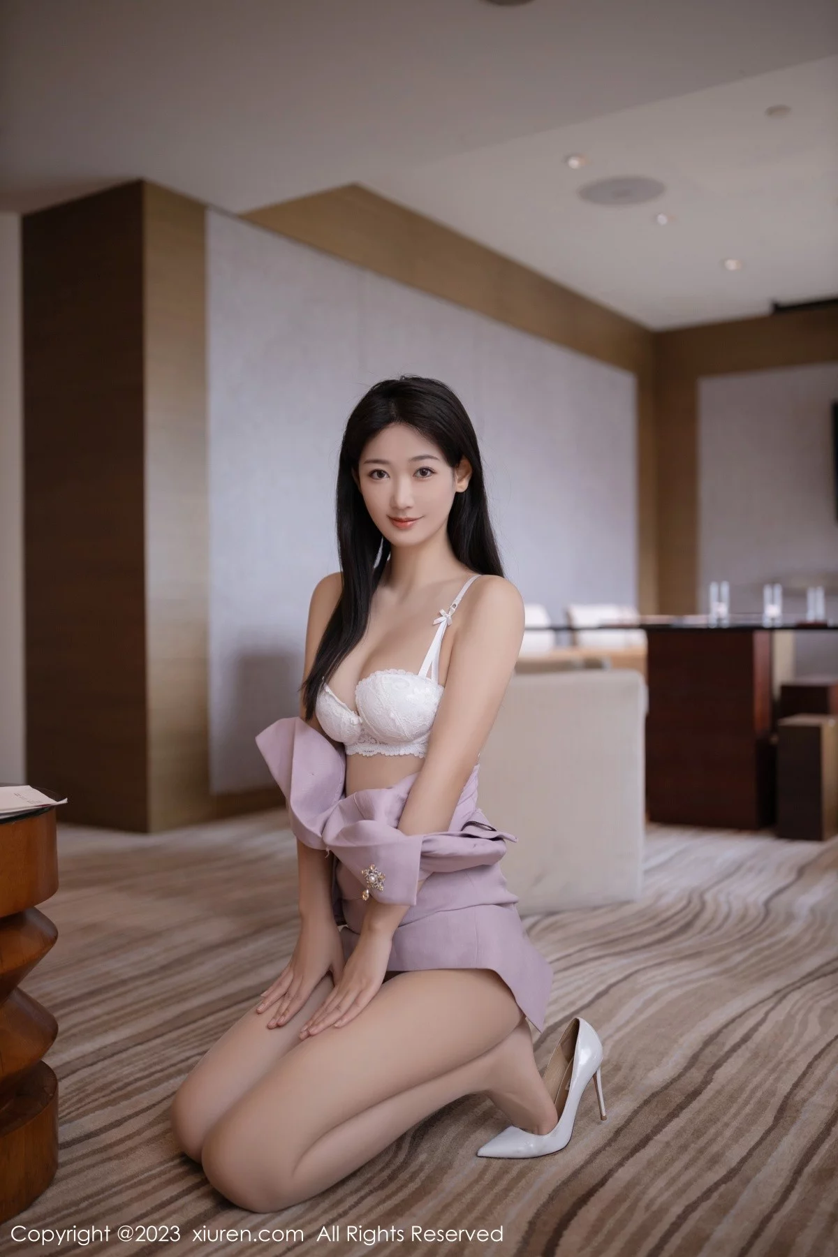 XiuRen第6859期_模特唐安琪淡紫色Ol服露性感白色蕾丝内衣秀曼妙身姿诱惑写真80P