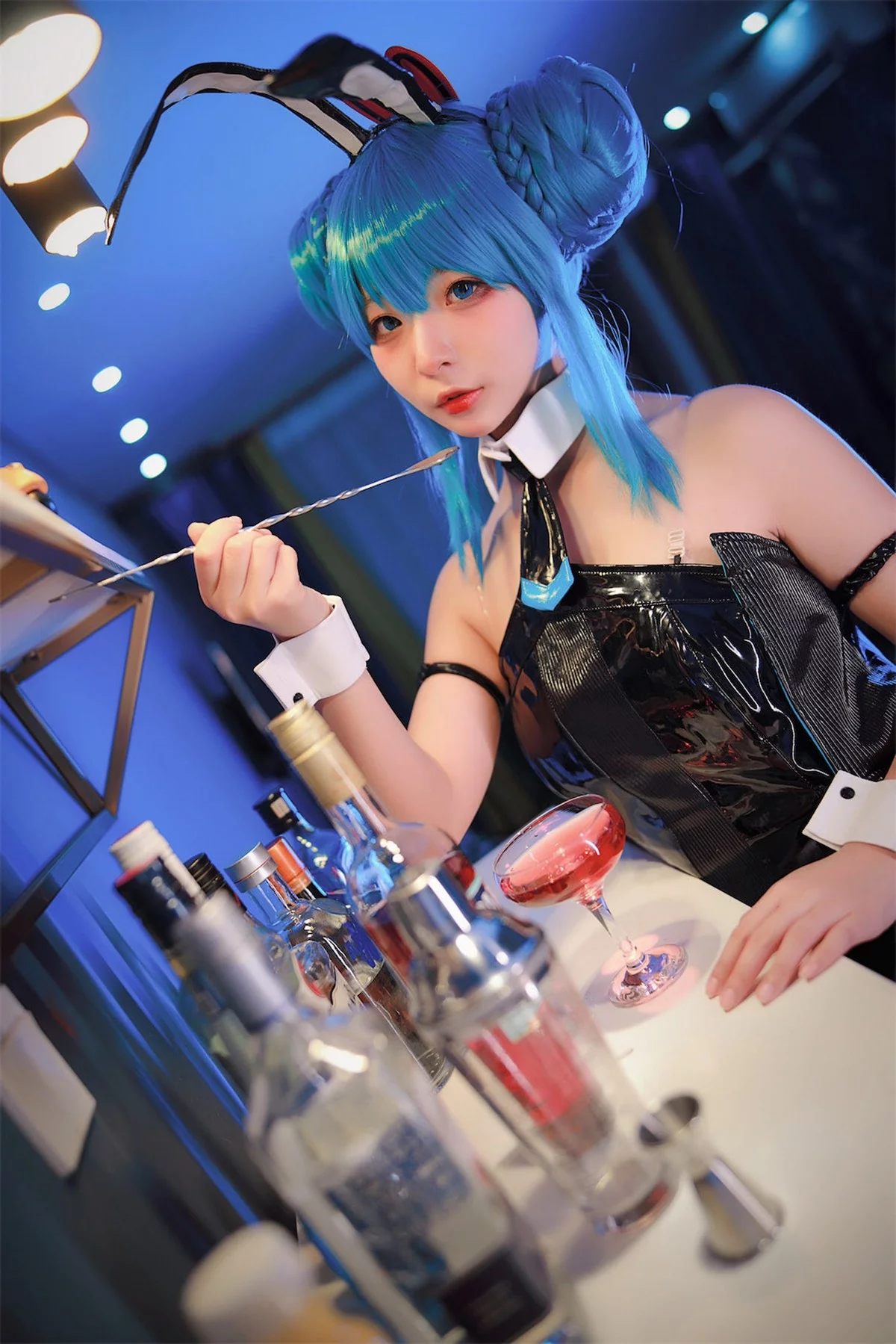 网络美女yuuhui玉汇初音黑兔主题性感黑色皮质连体衣配黑丝网袜秀翘臀诱惑写真47P