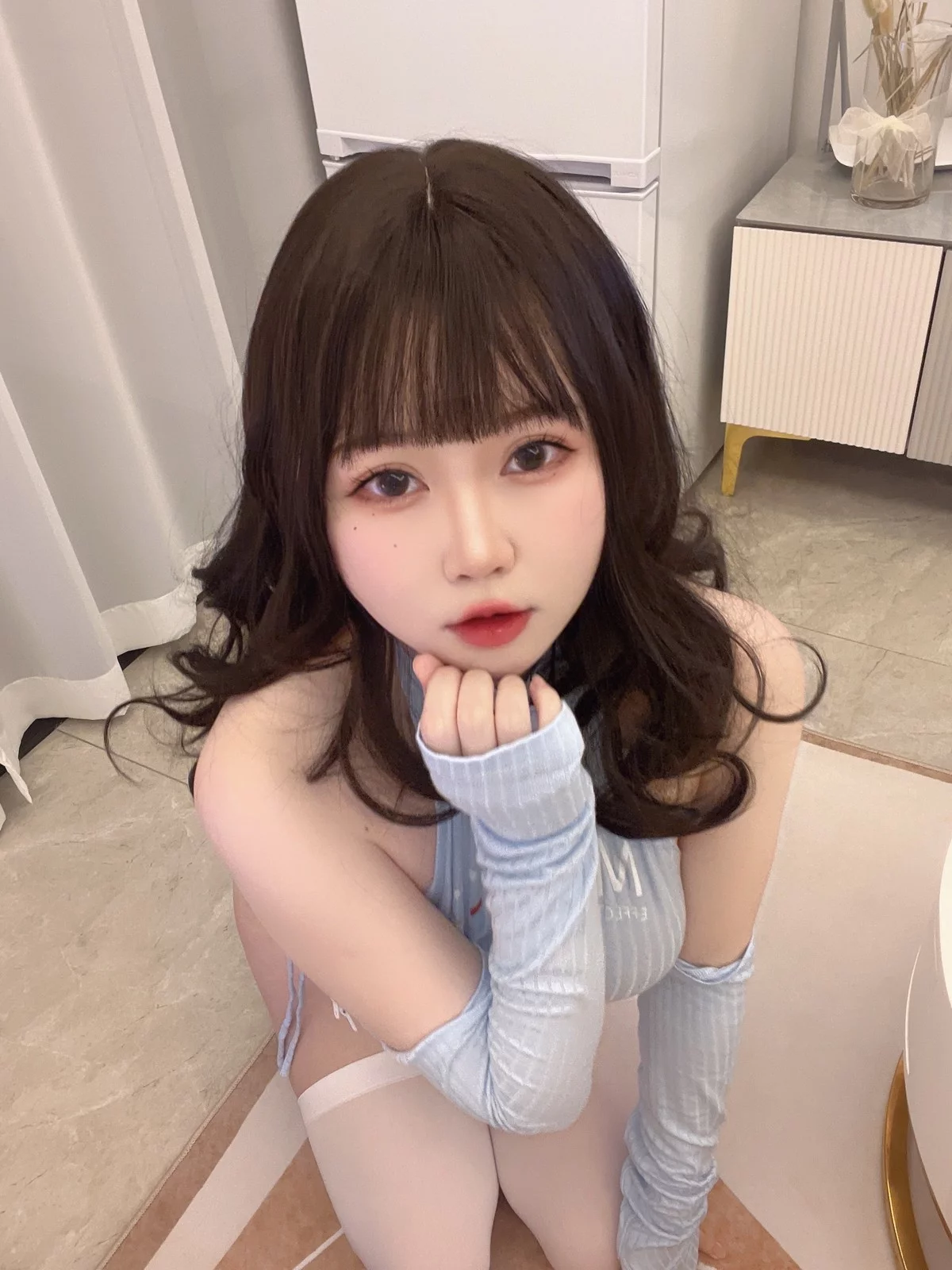 蜜桃少女是依酱呀妹妹主题私房性感灰色开胸连衣裙配白丝袜秀丰满身材诱惑写真31P