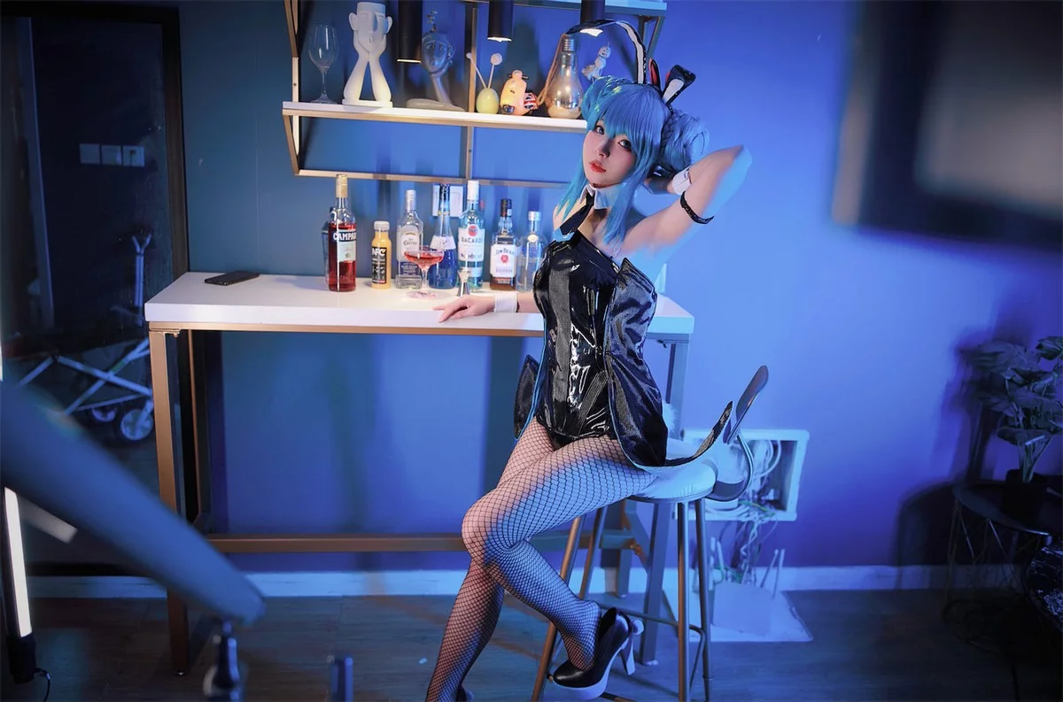 网络美女yuuhui玉汇初音黑兔主题性感黑色皮质连体衣配黑丝网袜秀翘臀诱惑写真47P