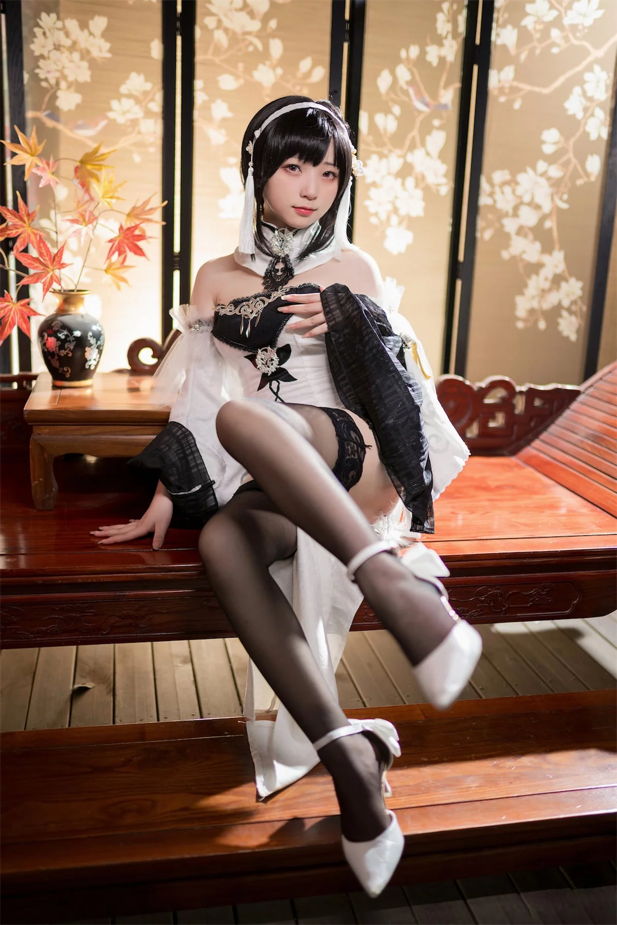 网络美女花铃镇海主题私房性感黑白礼裙配黑色蕾丝袜秀曼妙身姿迷人诱惑写真109P