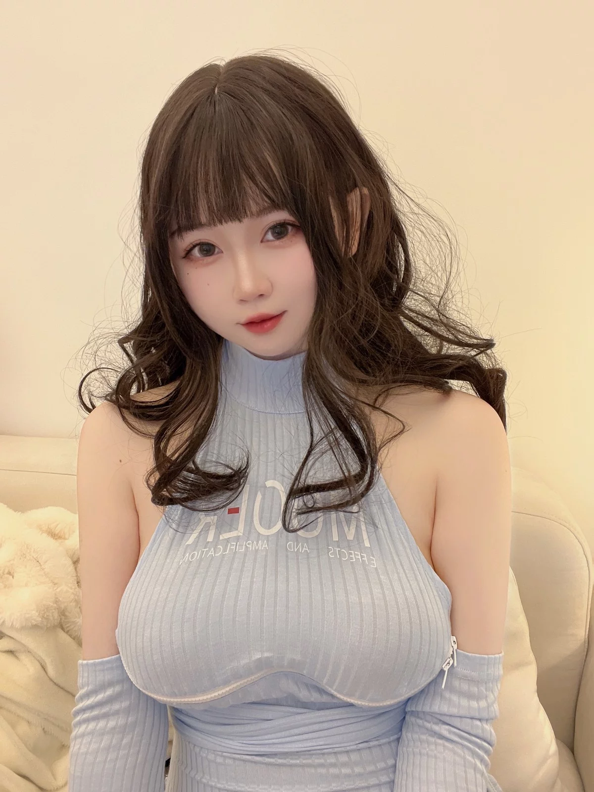 蜜桃少女是依酱呀妹妹主题私房性感灰色开胸连衣裙配白丝袜秀丰满身材诱惑写真31P