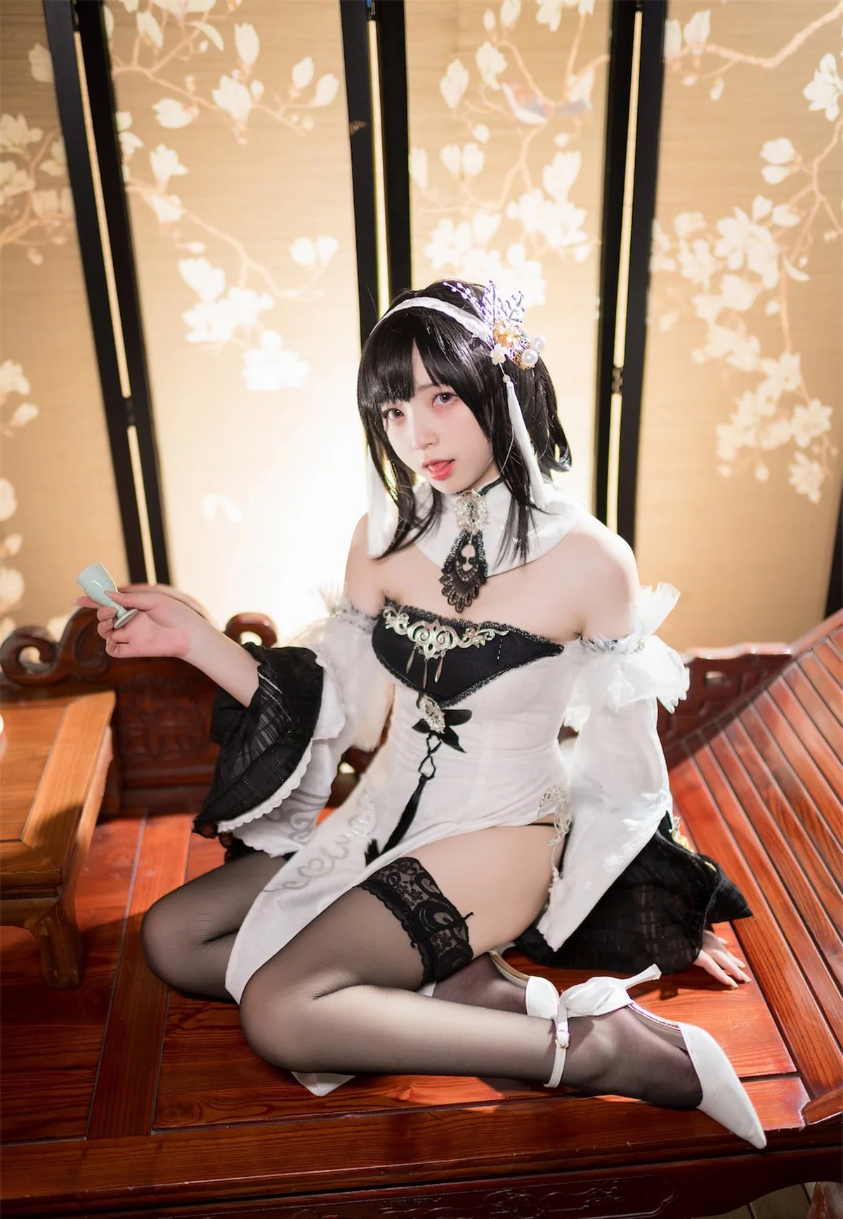 网络美女花铃镇海主题私房性感黑白礼裙配黑色蕾丝袜秀曼妙身姿迷人诱惑写真109P