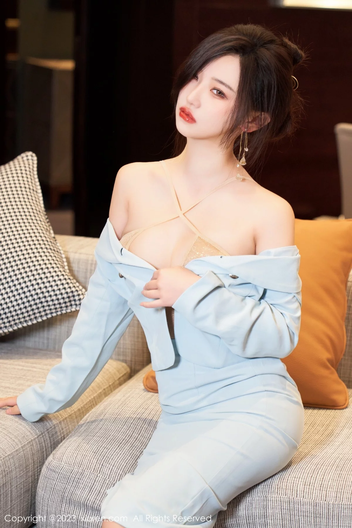 XiuRen第6857期_模特妙可可Cheese脱淡蓝色OL服饰露浅色轻透内衣完美诱惑写真75P