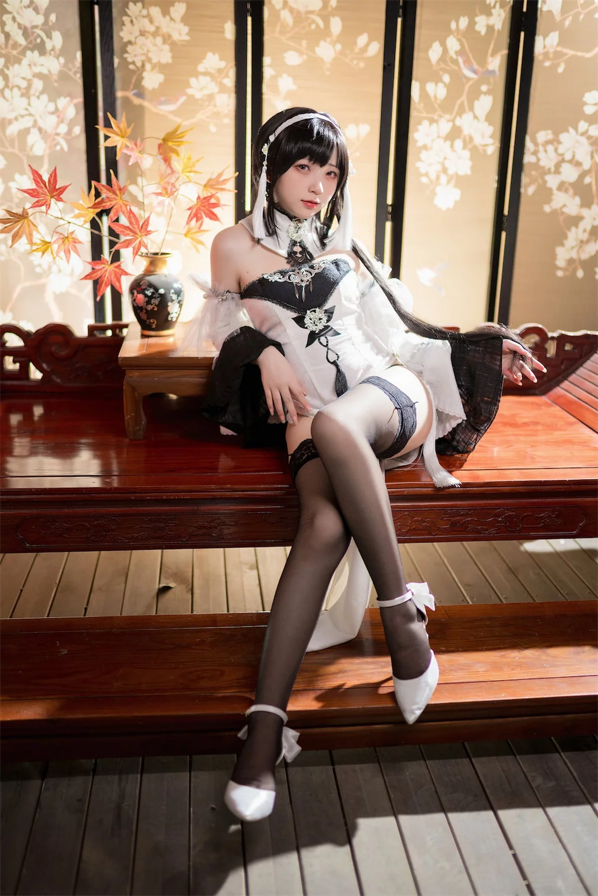 网络美女花铃镇海主题私房性感黑白礼裙配黑色蕾丝袜秀曼妙身姿迷人诱惑写真109P