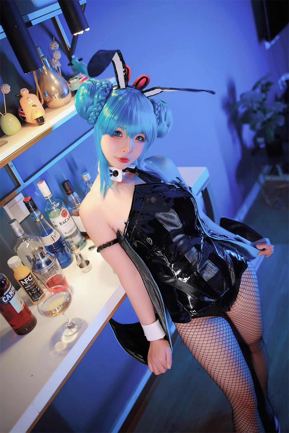 网络美女yuuhui玉汇初音黑兔主题性感黑色皮质连体衣配黑丝网袜秀翘臀诱惑写真47P