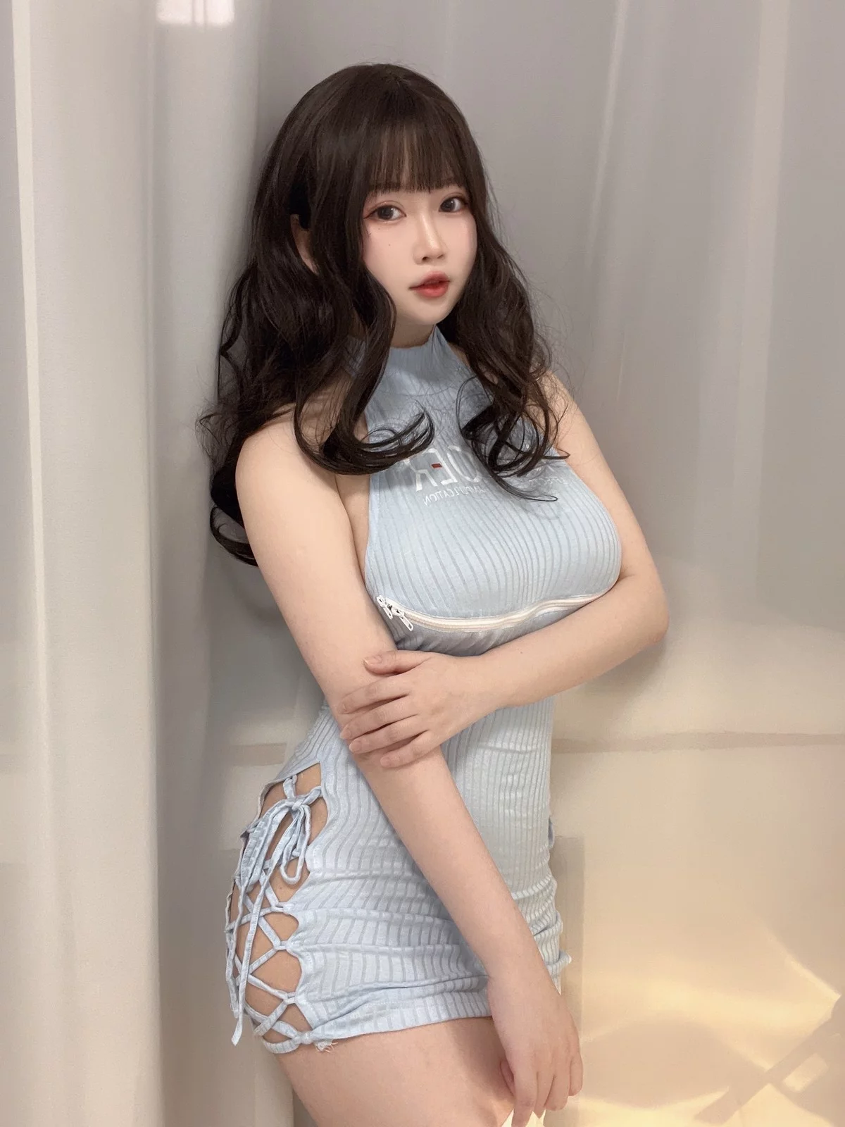 蜜桃少女是依酱呀妹妹主题私房性感灰色开胸连衣裙配白丝袜秀丰满身材诱惑写真31P