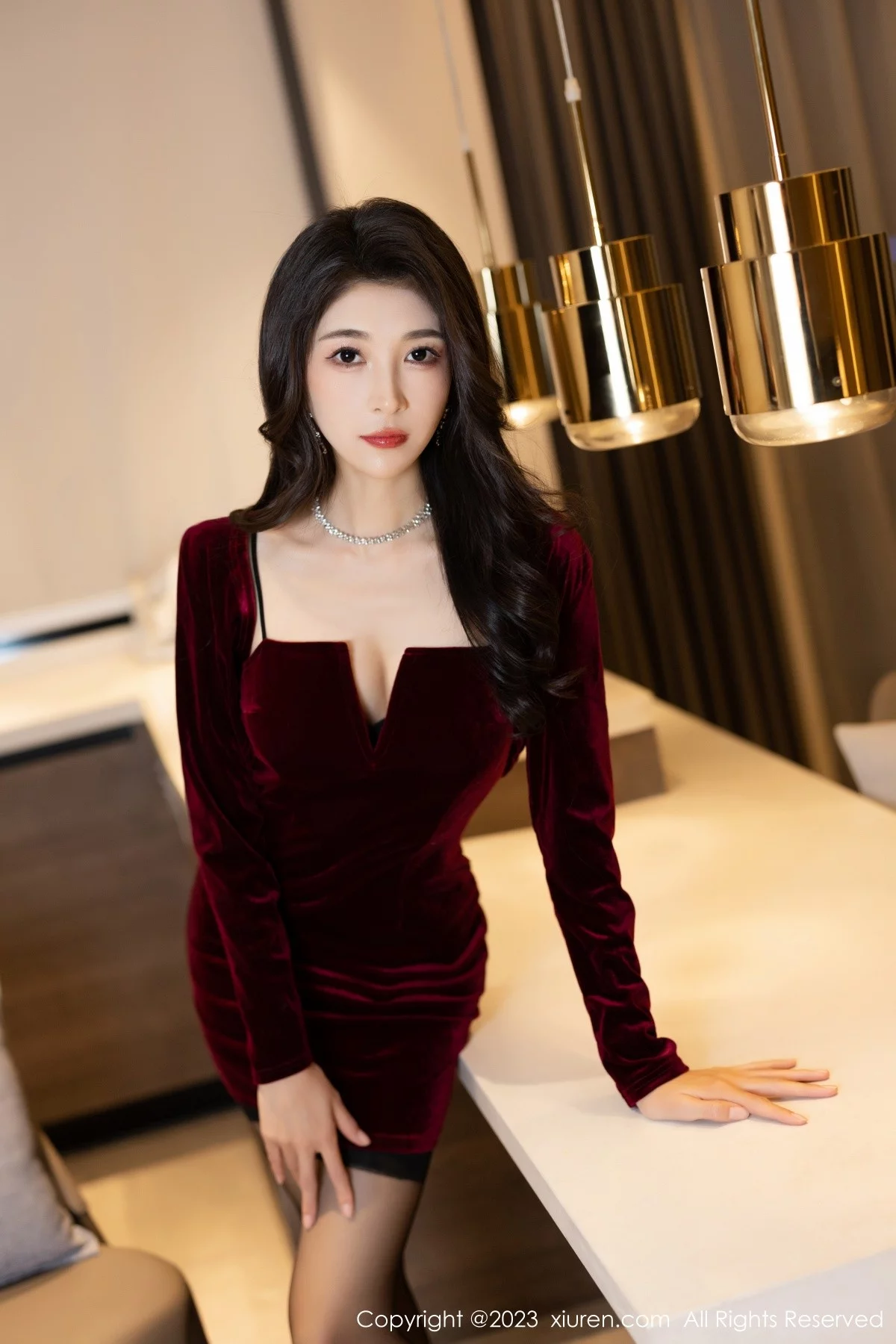 XiuRen第6858期_模特林乐一红色连衣裙露黑色内衣配黑丝吊袜秀曼妙身姿诱惑写真85P