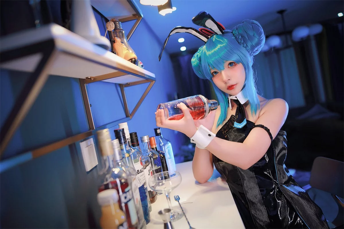 网络美女yuuhui玉汇初音黑兔主题性感黑色皮质连体衣配黑丝网袜秀翘臀诱惑写真47P
