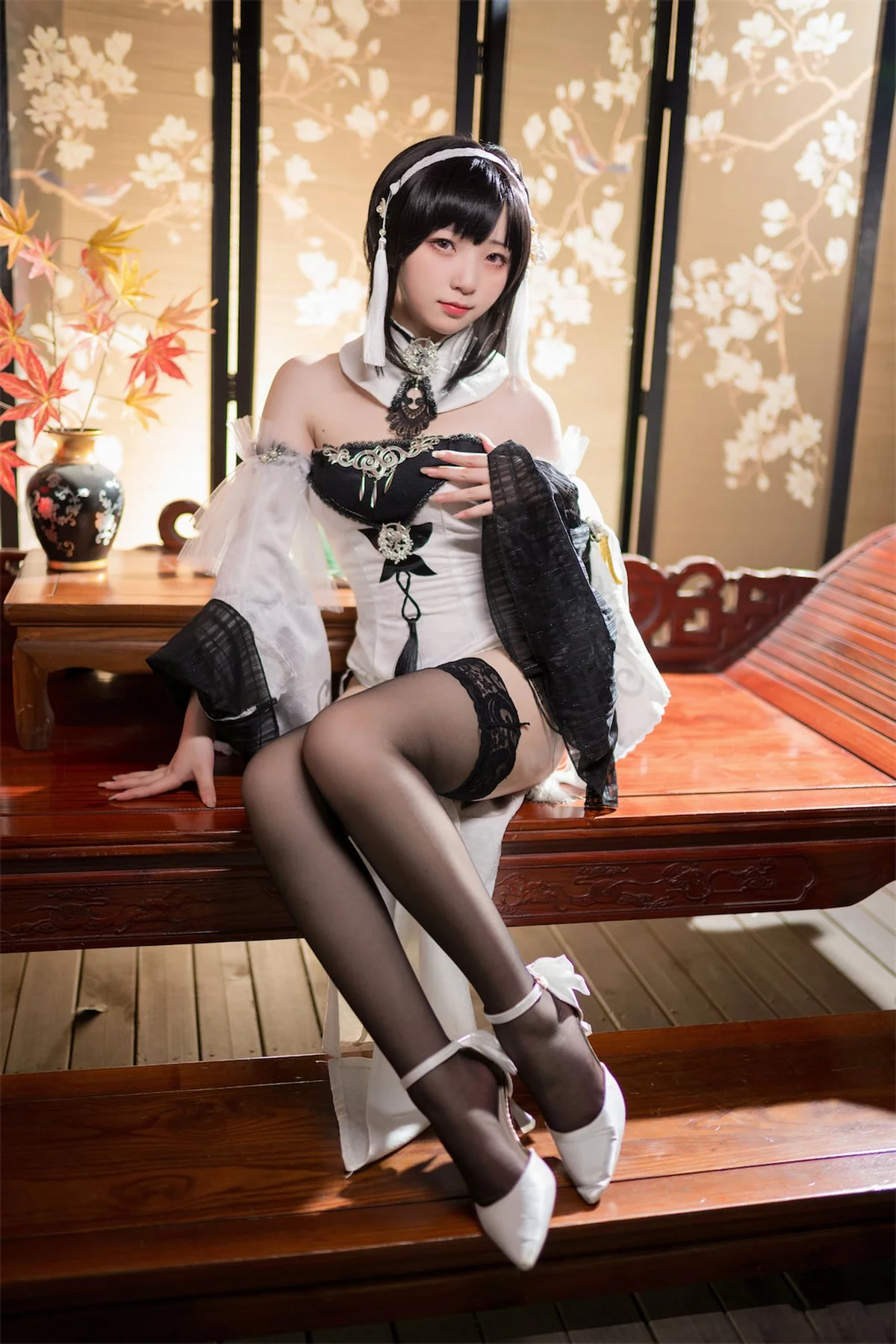 网络美女花铃镇海主题私房性感黑白礼裙配黑色蕾丝袜秀曼妙身姿迷人诱惑写真109P