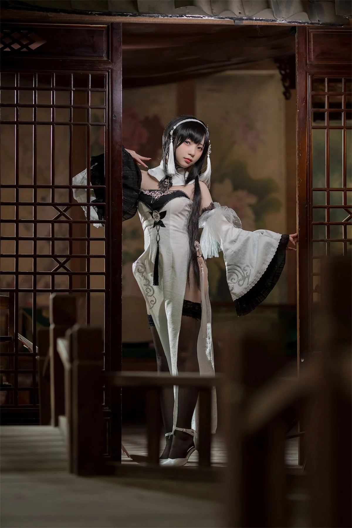 网络美女花铃镇海主题私房性感黑白礼裙配黑色蕾丝袜秀曼妙身姿迷人诱惑写真109P