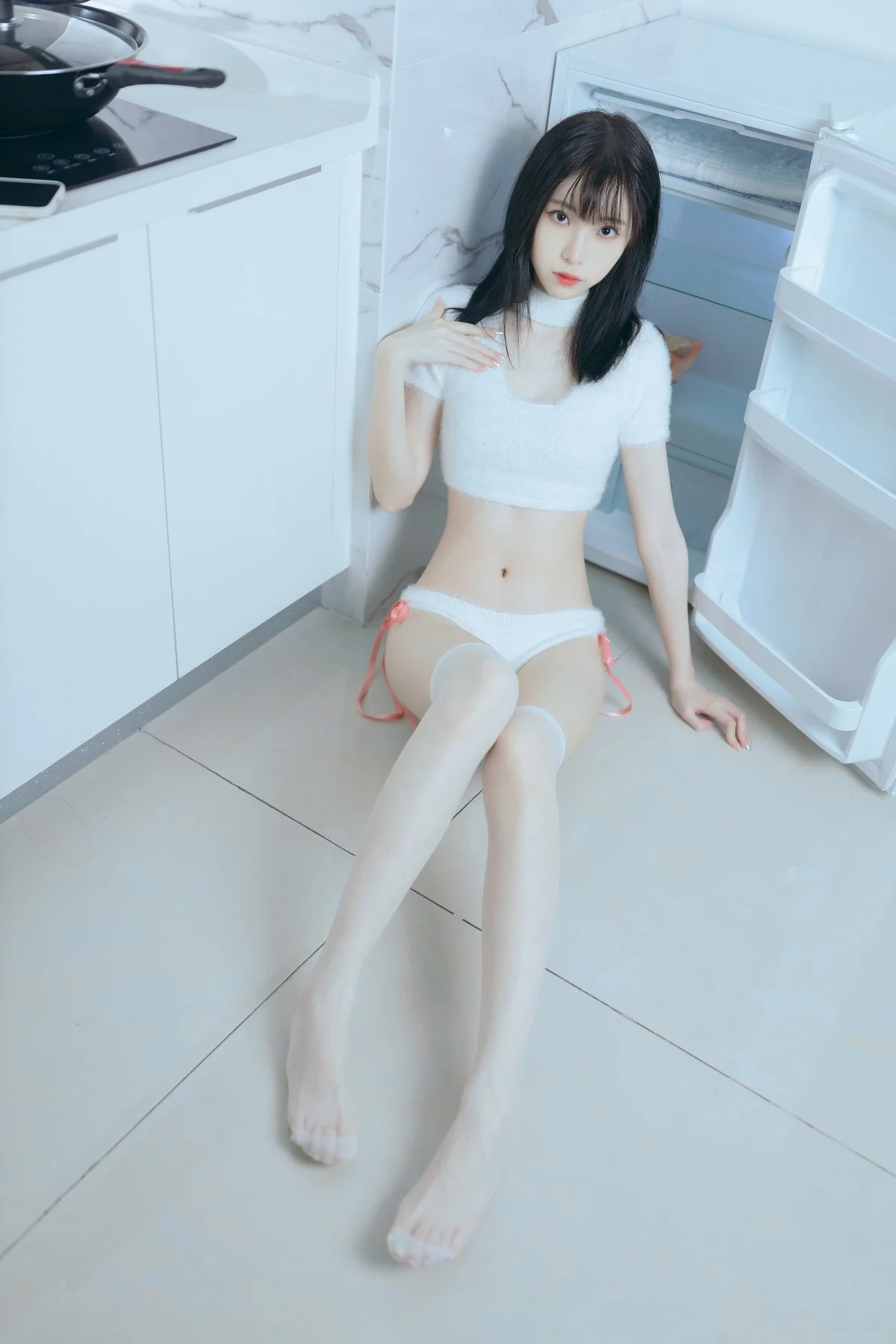 网络美女许岚纯欲毛衣主题私房性感纯白毛线内衣配白丝袜秀完美身材诱惑写真40P
