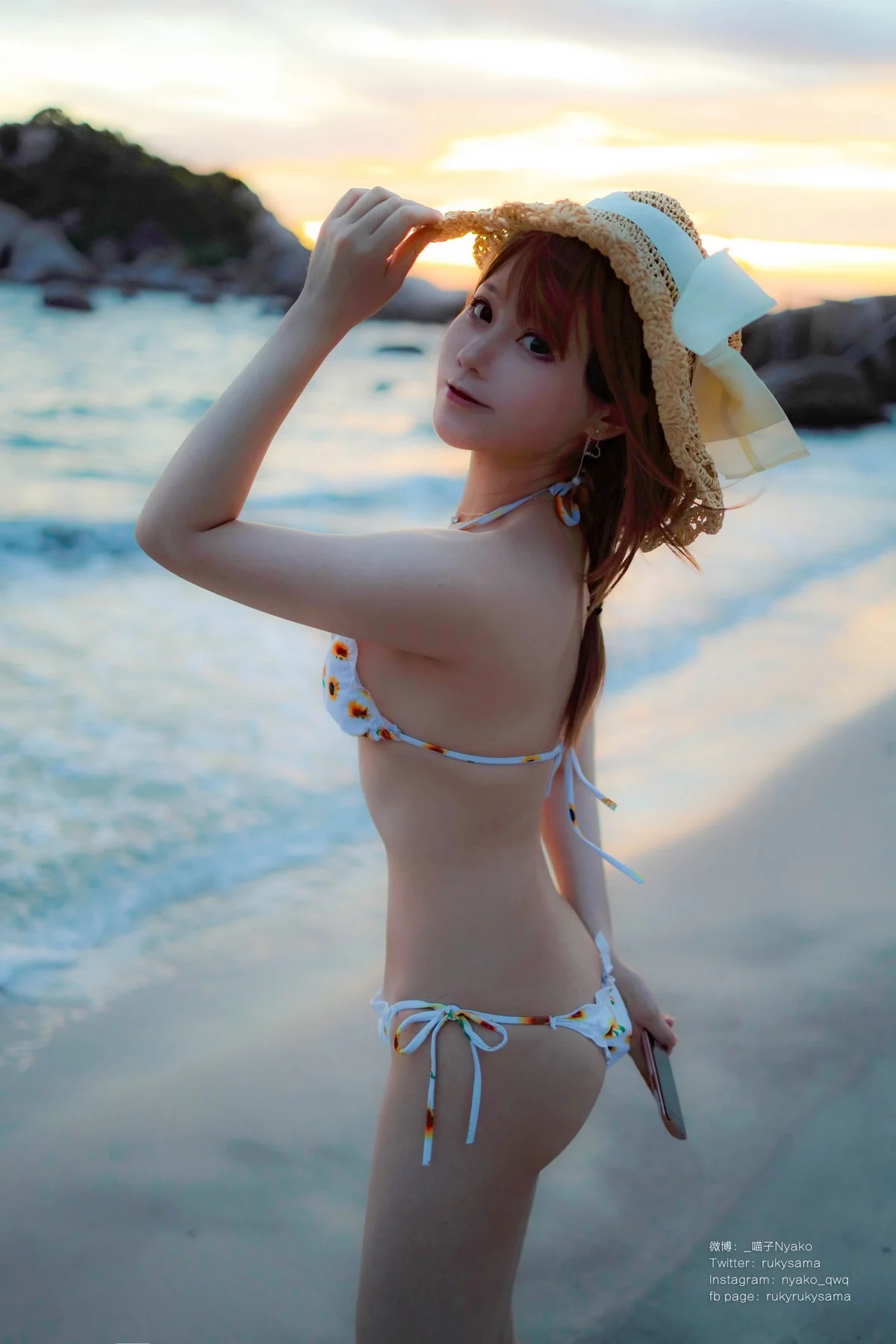 网络美女Nyako喵子向日葵比基尼主题海边沙滩性感比基尼秀完美身材诱惑写真66P