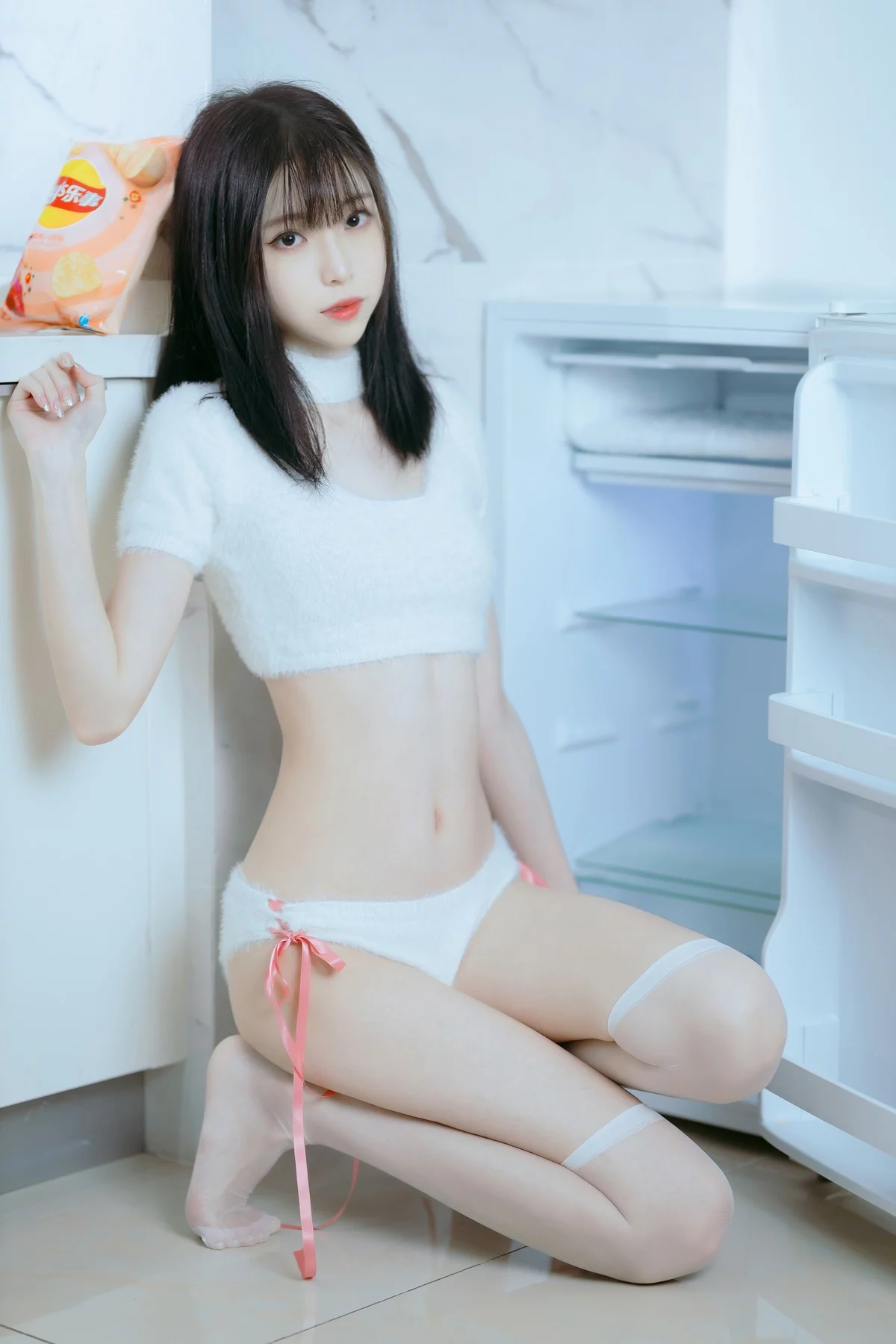 网络美女许岚纯欲毛衣主题私房性感纯白毛线内衣配白丝袜秀完美身材诱惑写真40P