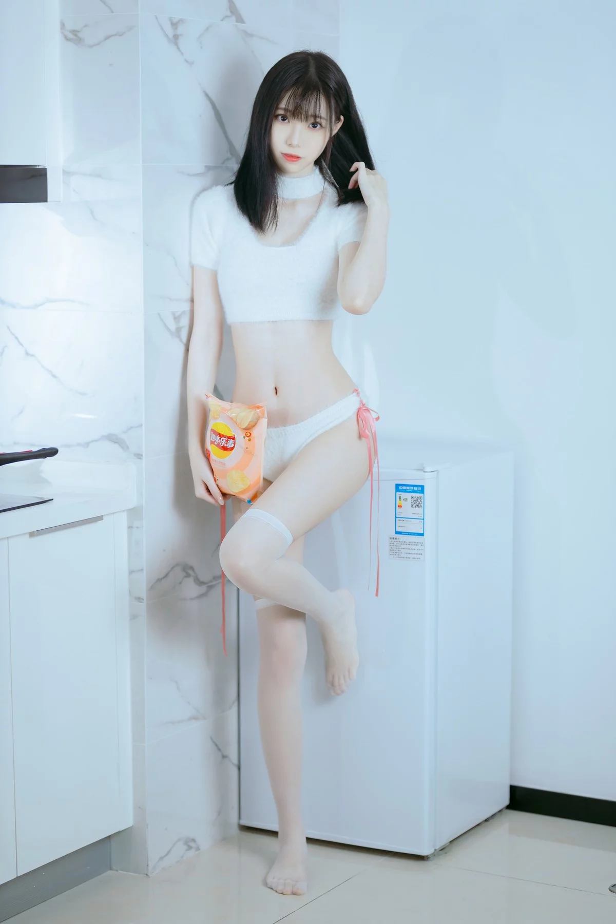 网络美女许岚纯欲毛衣主题私房性感纯白毛线内衣配白丝袜秀完美身材诱惑写真40P