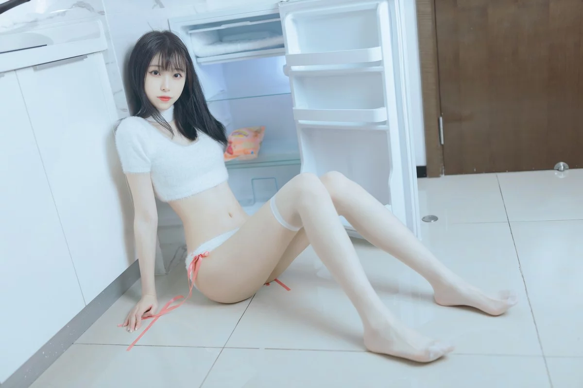 网络美女许岚纯欲毛衣主题私房性感纯白毛线内衣配白丝袜秀完美身材诱惑写真40P
