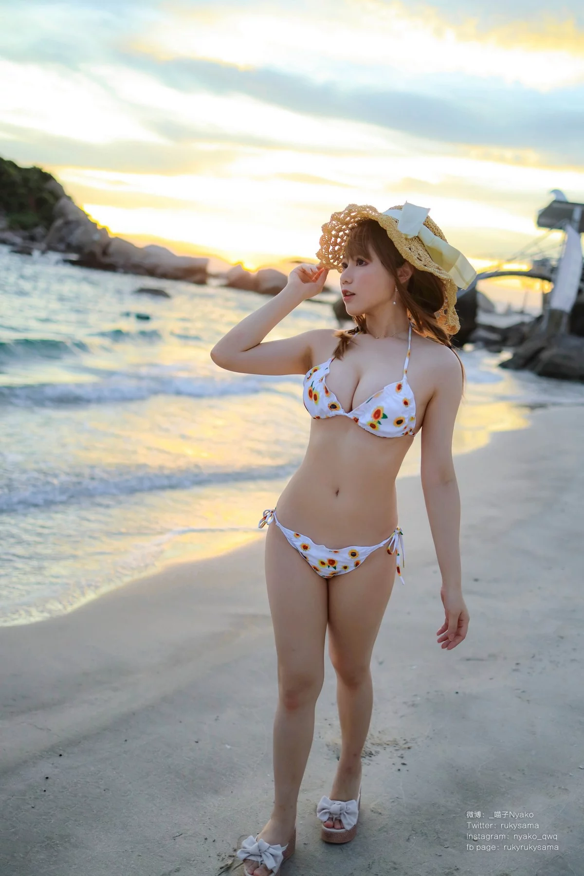 网络美女Nyako喵子向日葵比基尼主题海边沙滩性感比基尼秀完美身材诱惑写真66P
