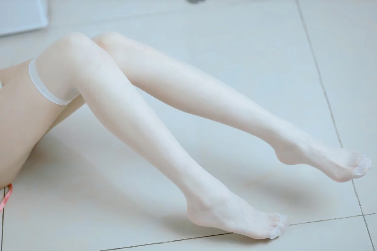 网络美女许岚纯欲毛衣主题私房性感纯白毛线内衣配白丝袜秀完美身材诱惑写真40P