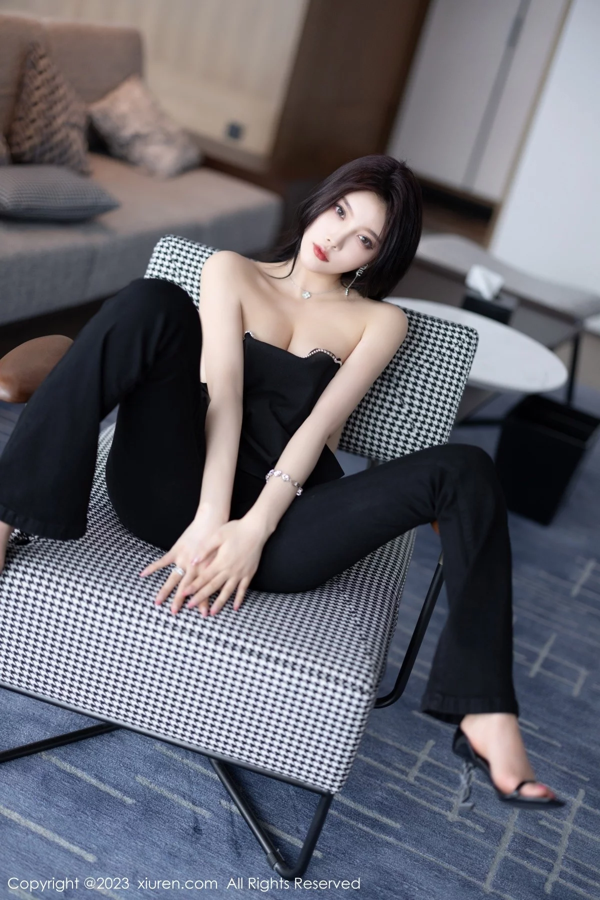 XiuRen第6866期_女神杨晨晨Yome性感轻透蕾丝连体衣秀丰腴身材完美诱惑写真90P
