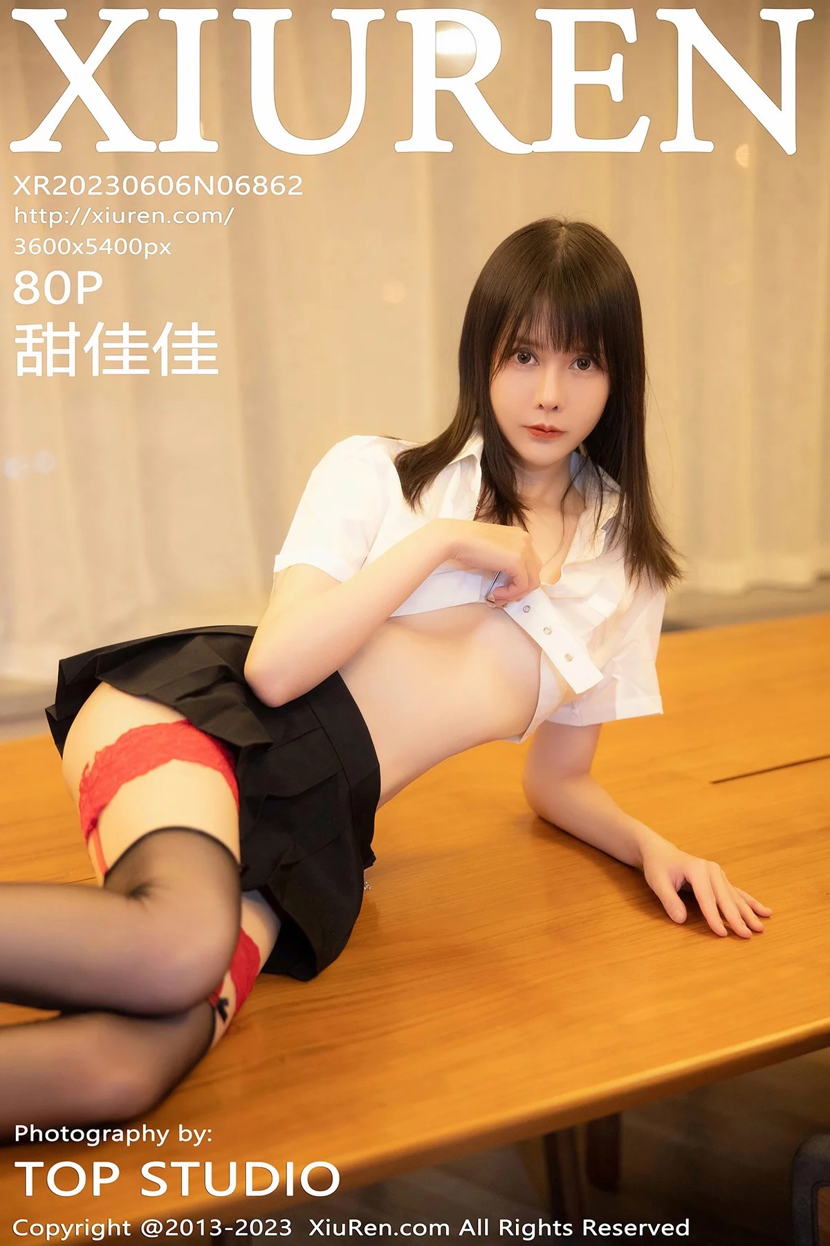 XiuRen第6862期_模特甜佳佳性感白色短款上衣配黑短裙半撩秀曼妙身姿诱惑写真80P