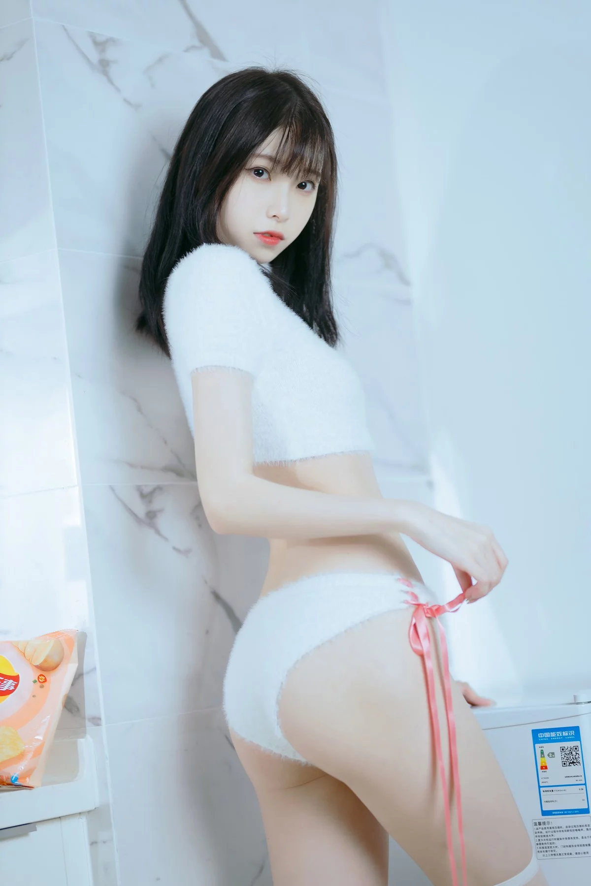 网络美女许岚纯欲毛衣主题私房性感纯白毛线内衣配白丝袜秀完美身材诱惑写真40P