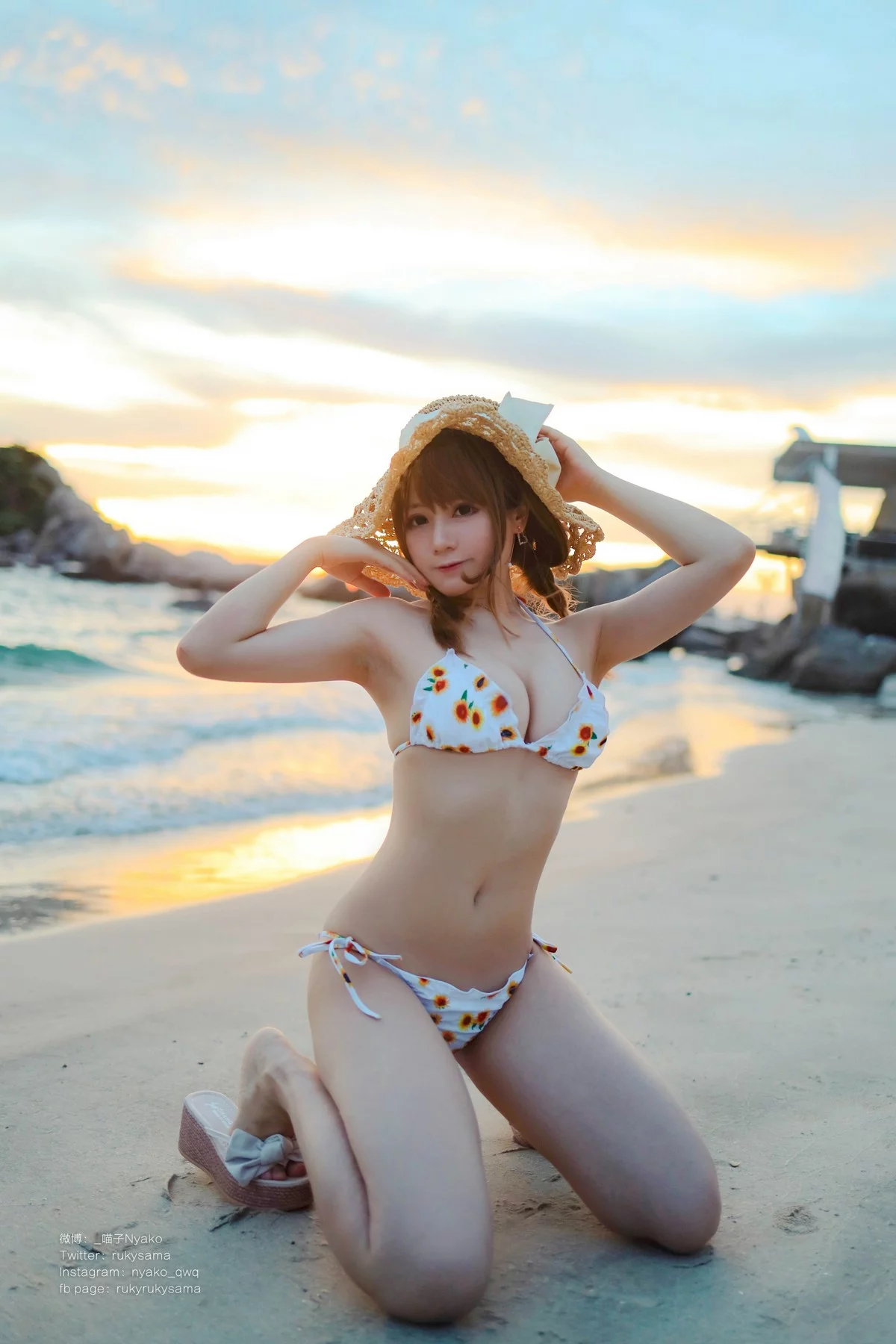 网络美女Nyako喵子向日葵比基尼主题海边沙滩性感比基尼秀完美身材诱惑写真66P