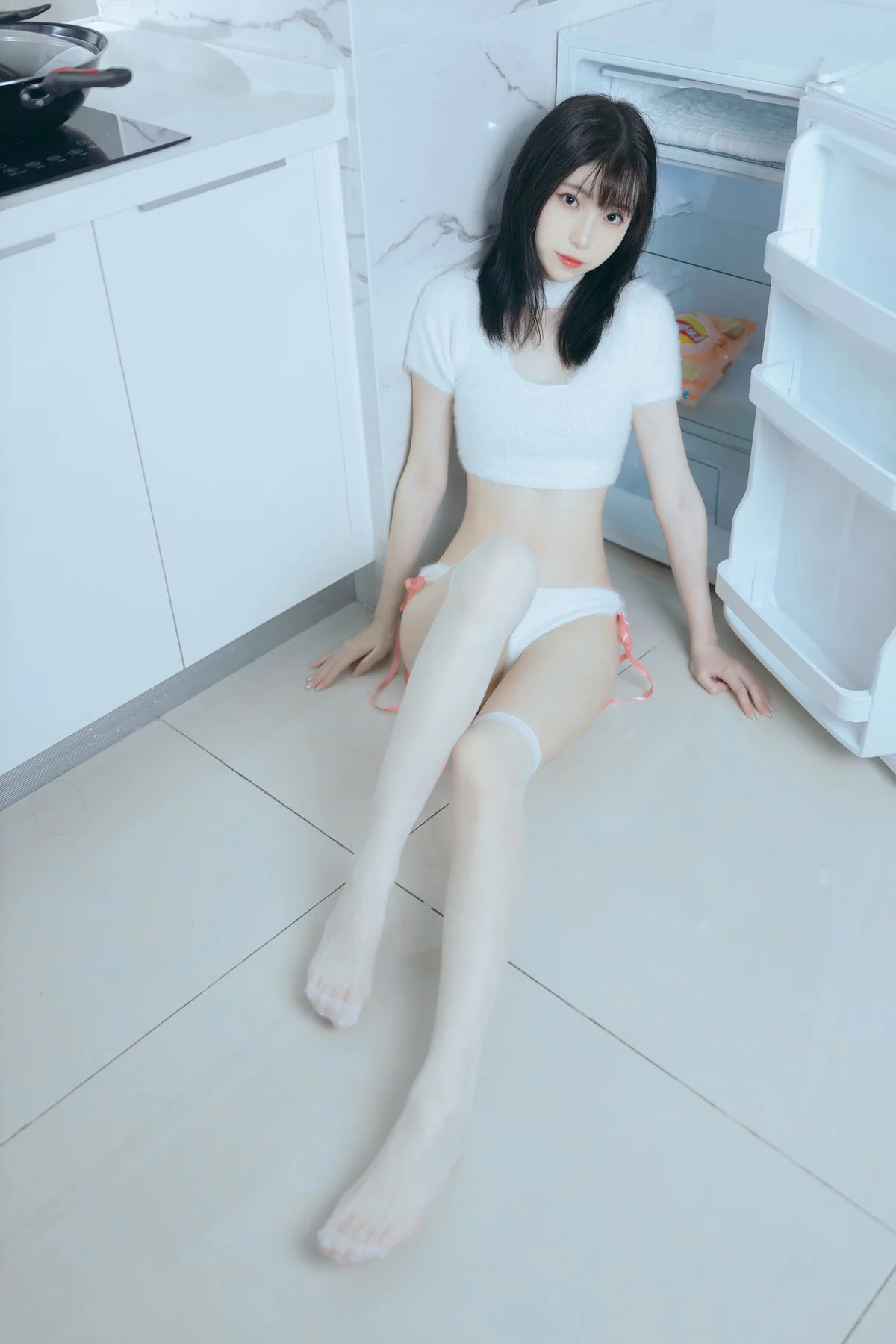 网络美女许岚纯欲毛衣主题私房性感纯白毛线内衣配白丝袜秀完美身材诱惑写真40P