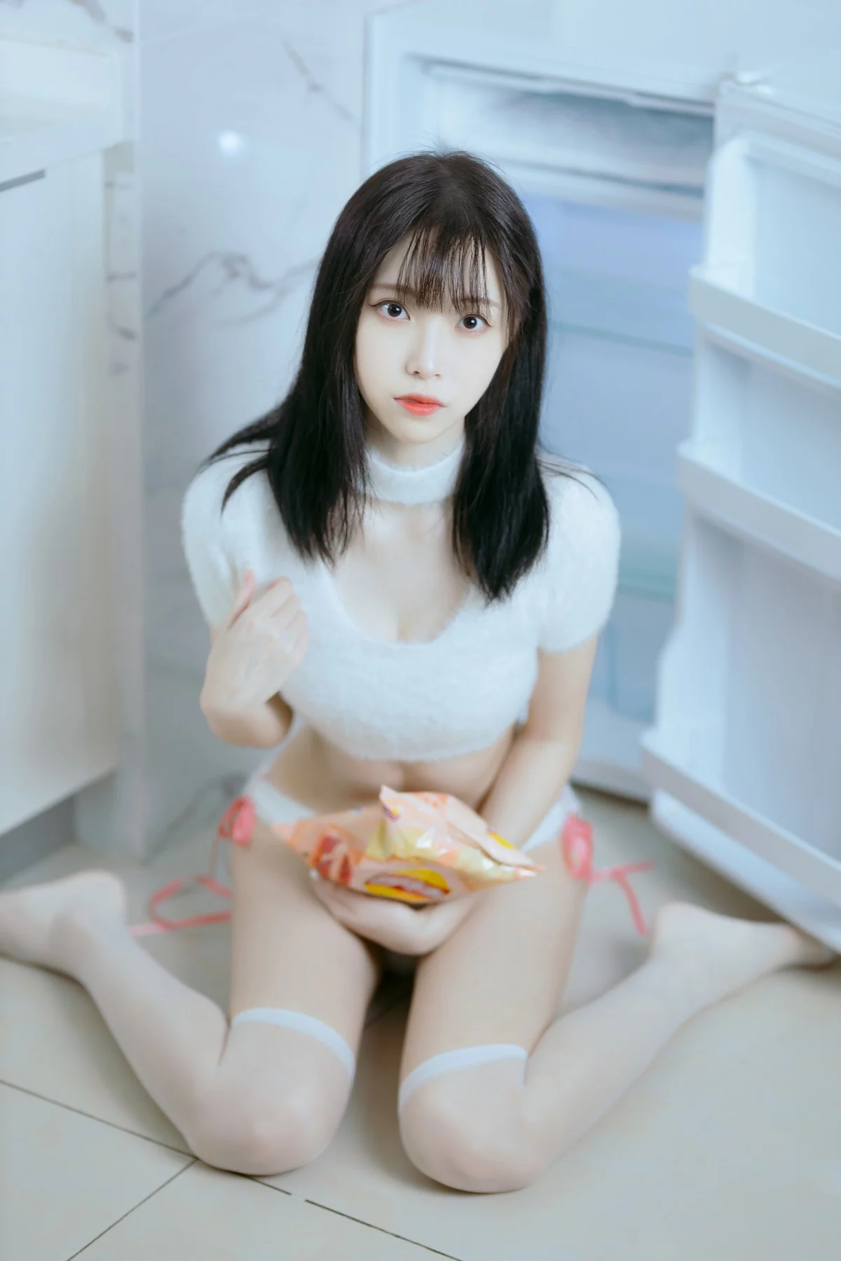 网络美女许岚纯欲毛衣主题私房性感纯白毛线内衣配白丝袜秀完美身材诱惑写真40P