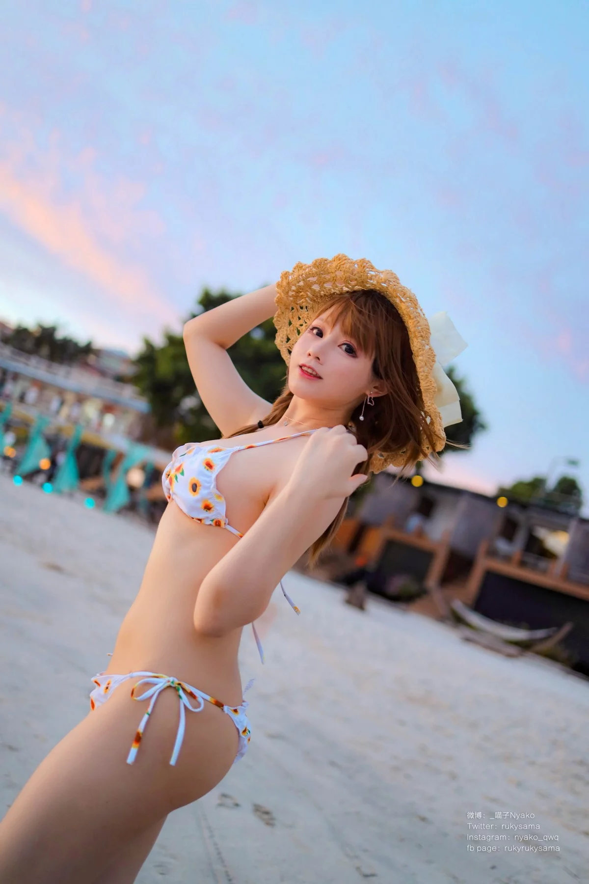 网络美女Nyako喵子向日葵比基尼主题海边沙滩性感比基尼秀完美身材诱惑写真66P