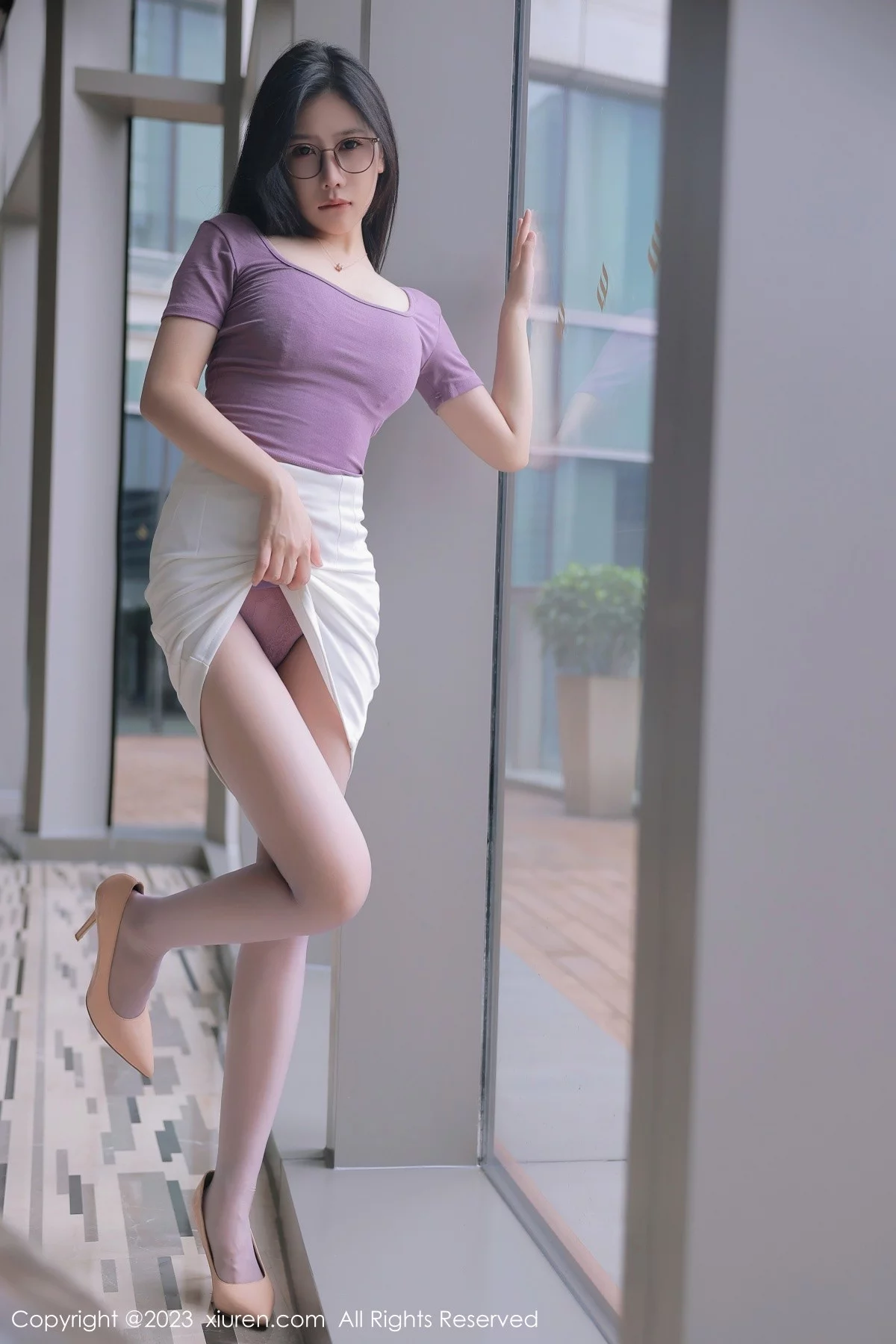 XiuRen第6865期_模特尹甜甜泰国旅拍性感淡红蕾丝内衣配紫色丝袜迷人诱惑写真85P