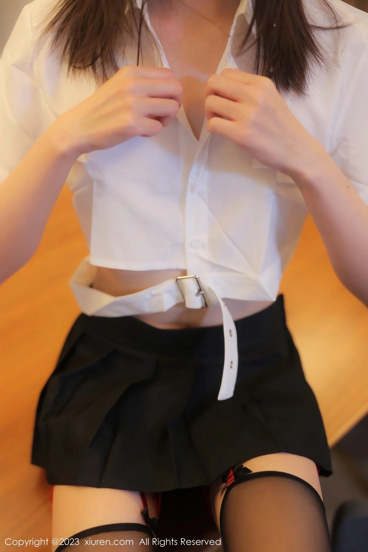 XiuRen第6862期_模特甜佳佳性感白色短款上衣配黑短裙半撩秀曼妙身姿诱惑写真80P
