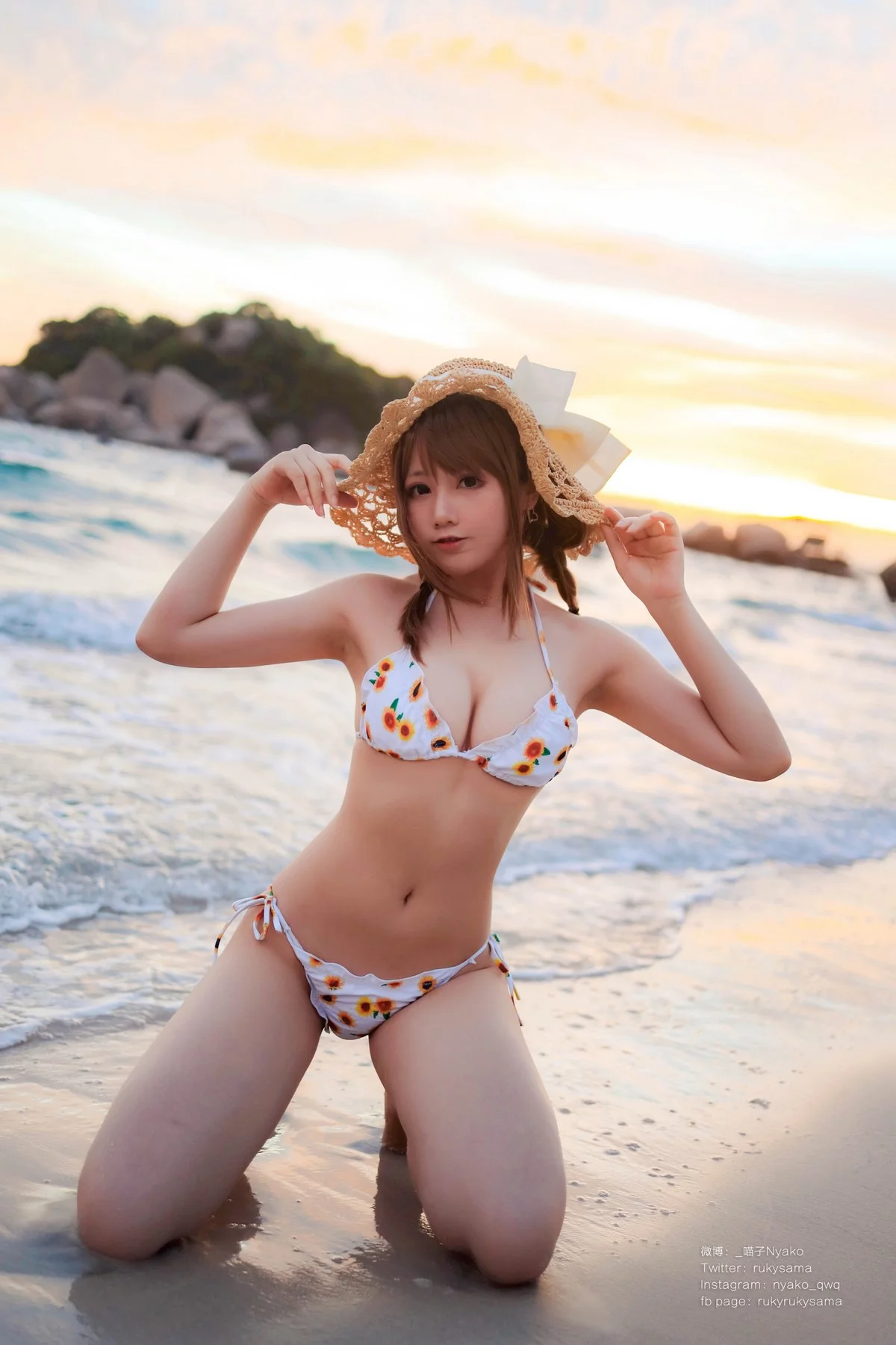 网络美女Nyako喵子向日葵比基尼主题海边沙滩性感比基尼秀完美身材诱惑写真66P