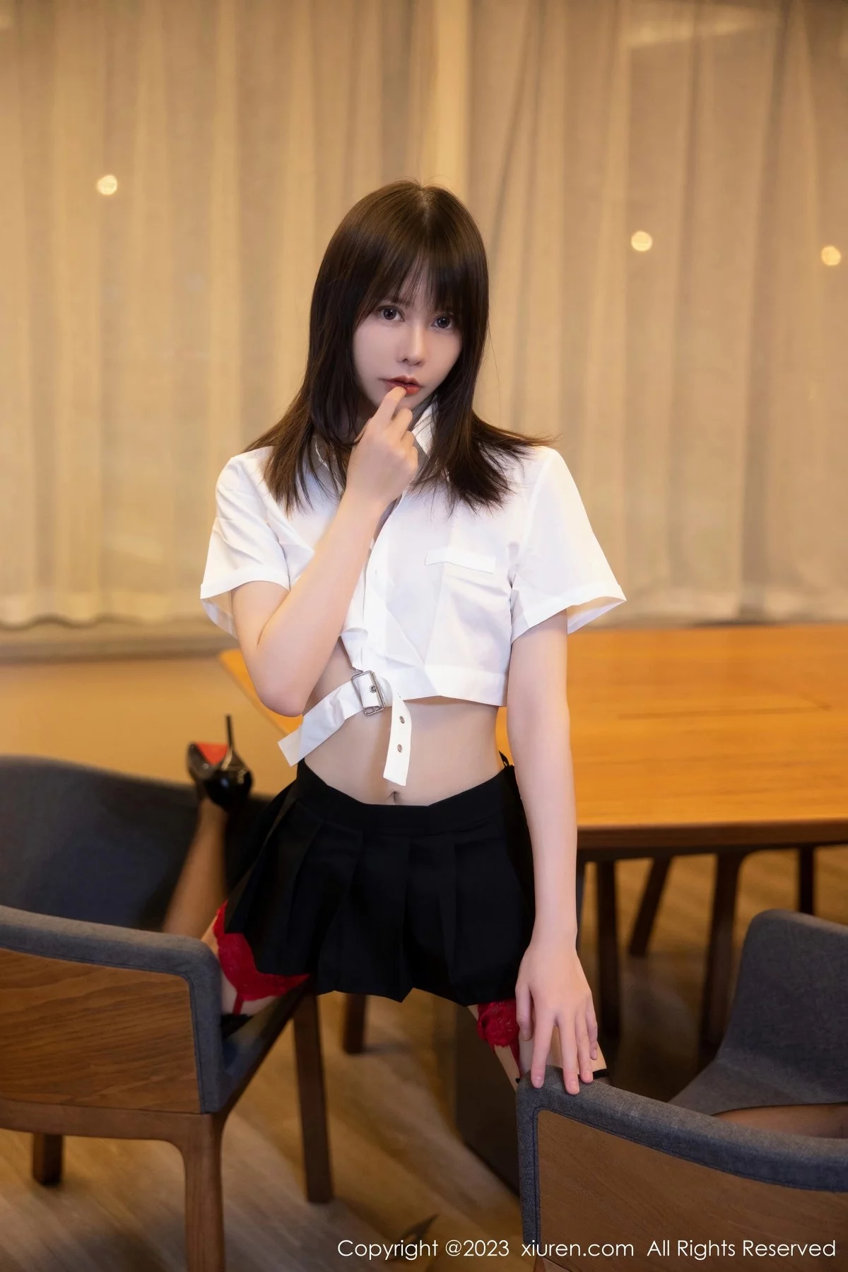 XiuRen第6862期_模特甜佳佳性感白色短款上衣配黑短裙半撩秀曼妙身姿诱惑写真80P