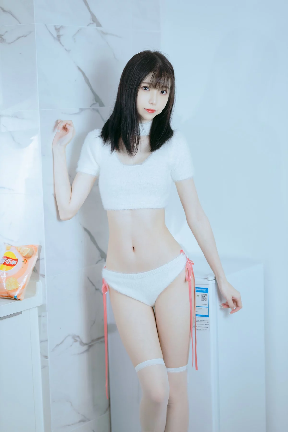 网络美女许岚纯欲毛衣主题私房性感纯白毛线内衣配白丝袜秀完美身材诱惑写真40P