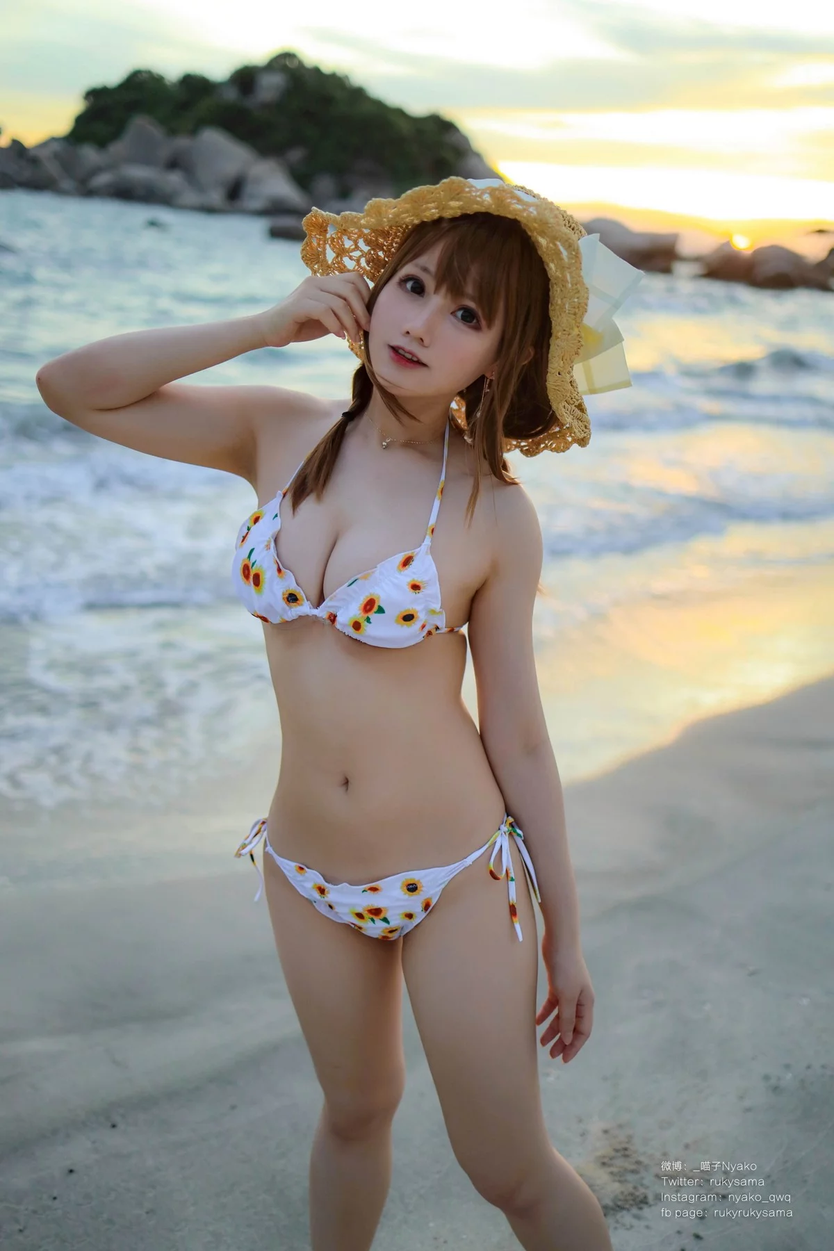 网络美女Nyako喵子向日葵比基尼主题海边沙滩性感比基尼秀完美身材诱惑写真66P