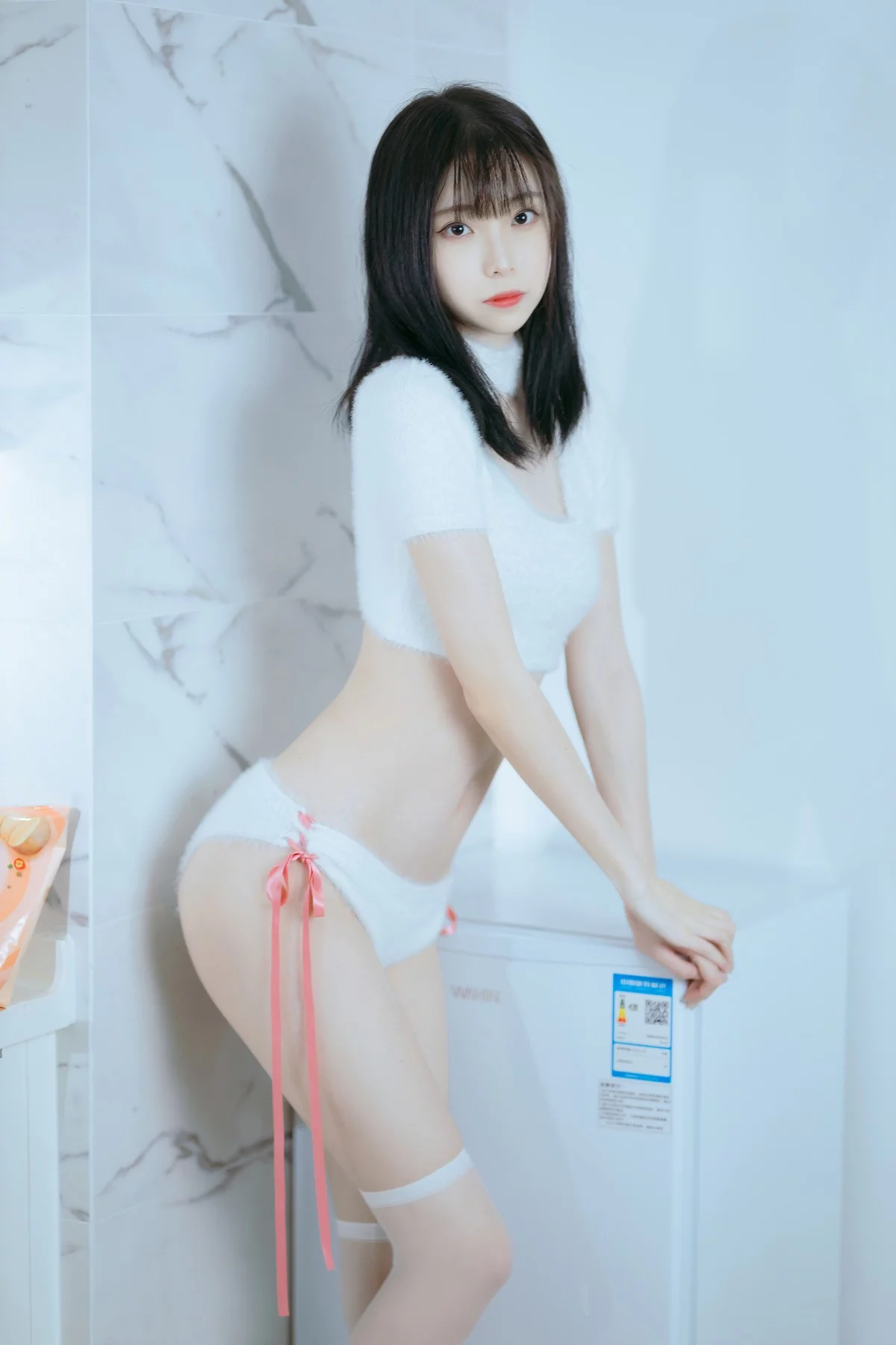 网络美女许岚纯欲毛衣主题私房性感纯白毛线内衣配白丝袜秀完美身材诱惑写真40P