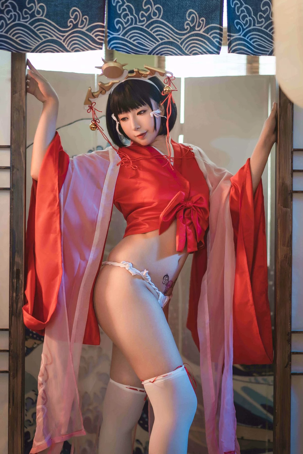 网红妹子小容仔咕咕咕黑兽巫女辉夜主题日系红色服饰配白丝袜秀美腿诱惑写真31P