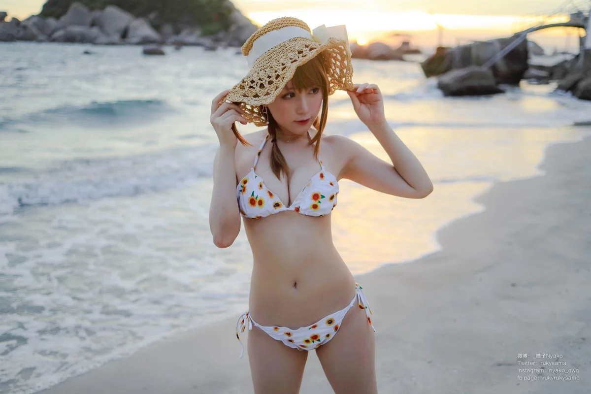 网络美女Nyako喵子向日葵比基尼主题海边沙滩性感比基尼秀完美身材诱惑写真66P