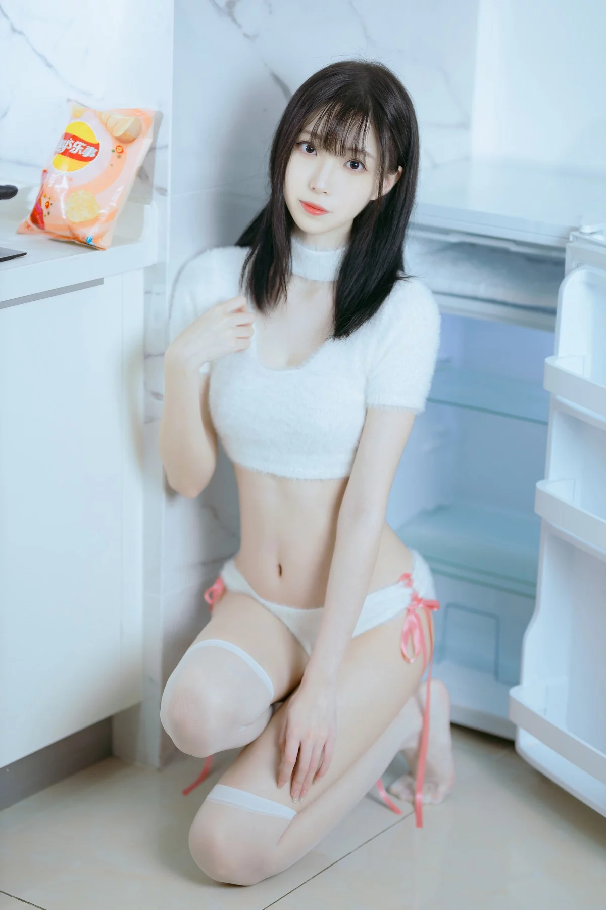 网络美女许岚纯欲毛衣主题私房性感纯白毛线内衣配白丝袜秀完美身材诱惑写真40P