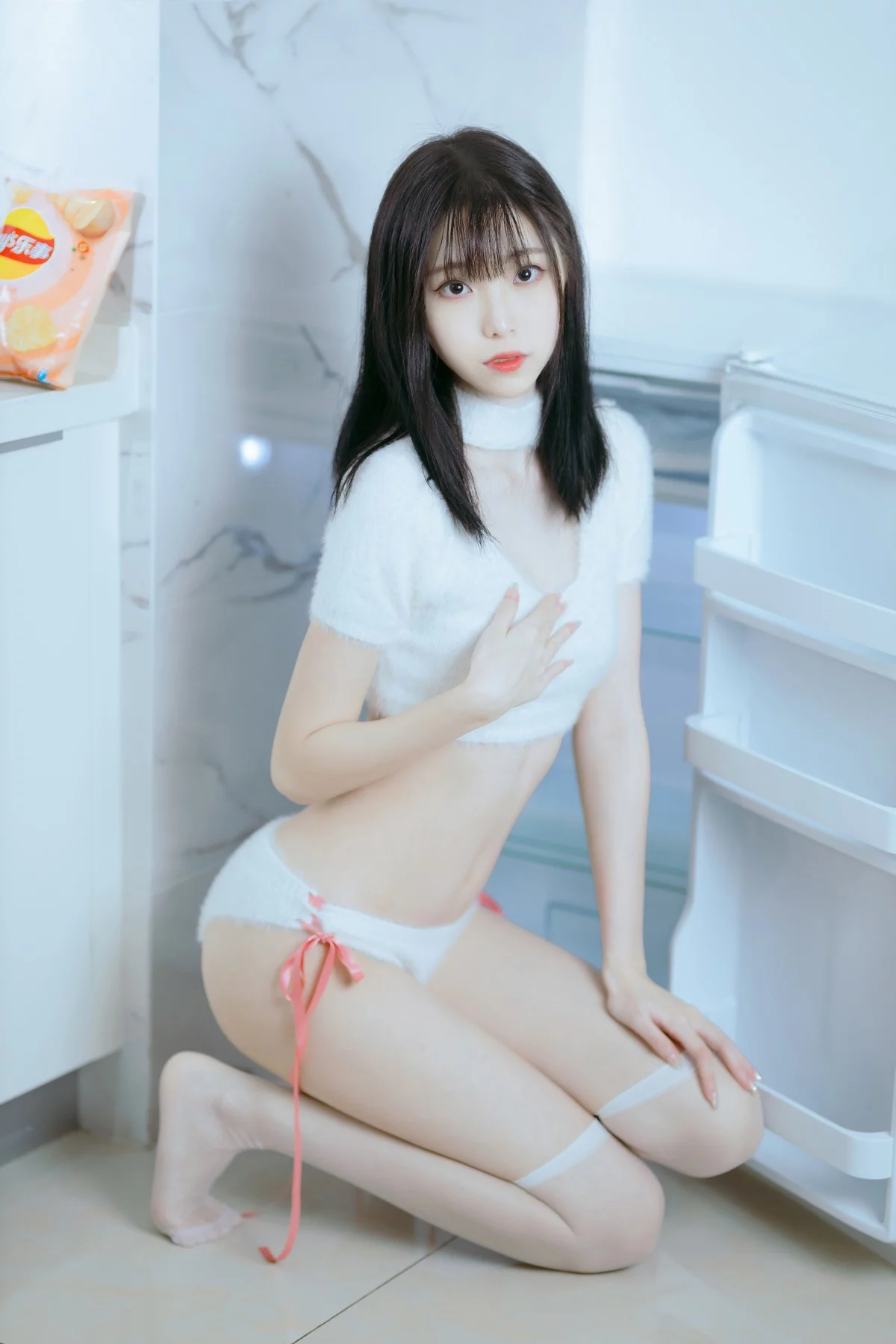 网络美女许岚纯欲毛衣主题私房性感纯白毛线内衣配白丝袜秀完美身材诱惑写真40P