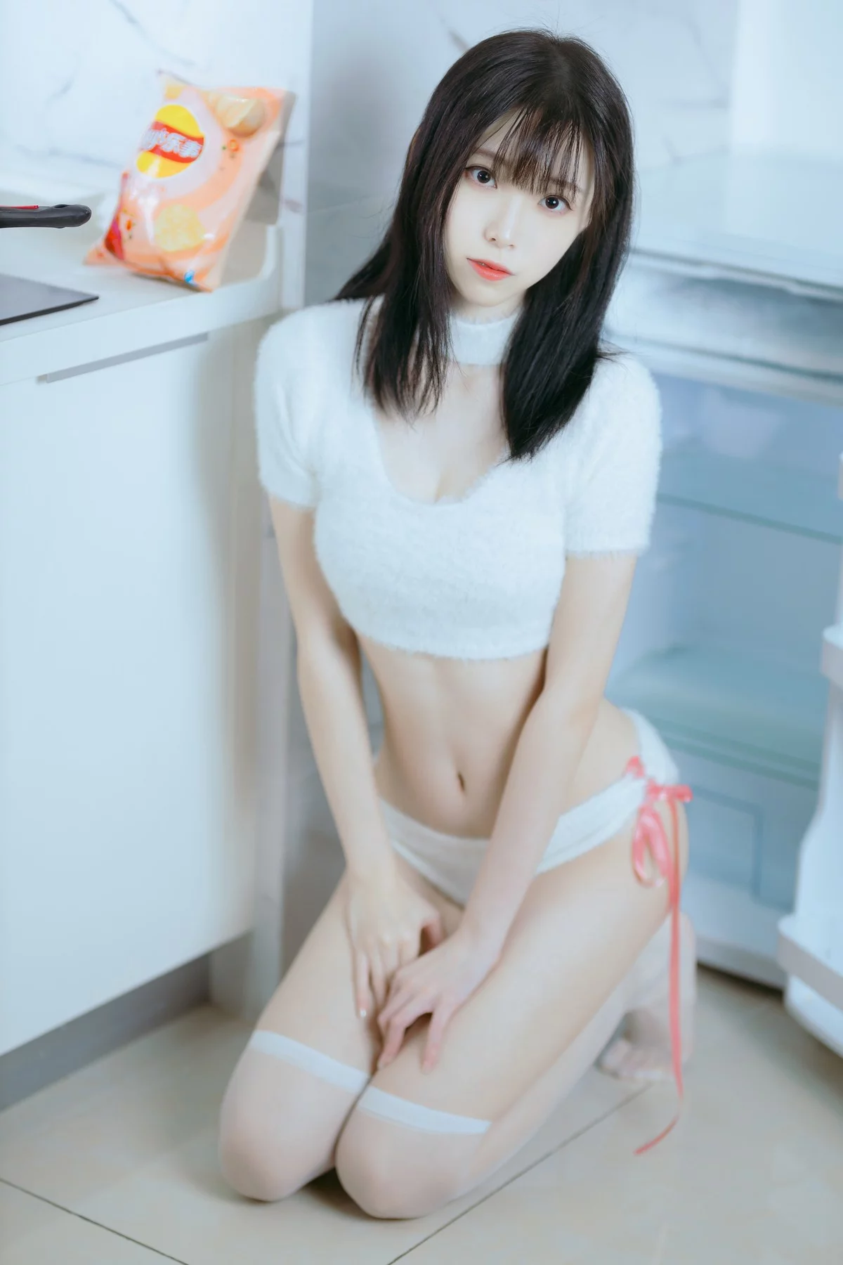 网络美女许岚纯欲毛衣主题私房性感纯白毛线内衣配白丝袜秀完美身材诱惑写真40P