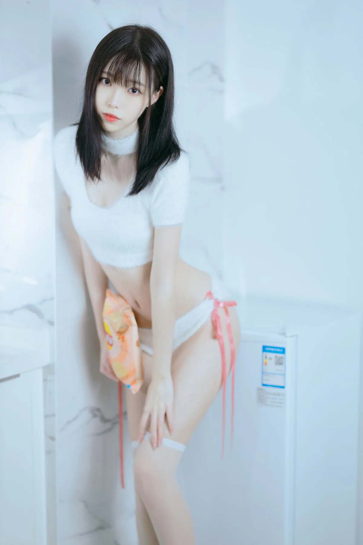 网络美女许岚纯欲毛衣主题私房性感纯白毛线内衣配白丝袜秀完美身材诱惑写真40P