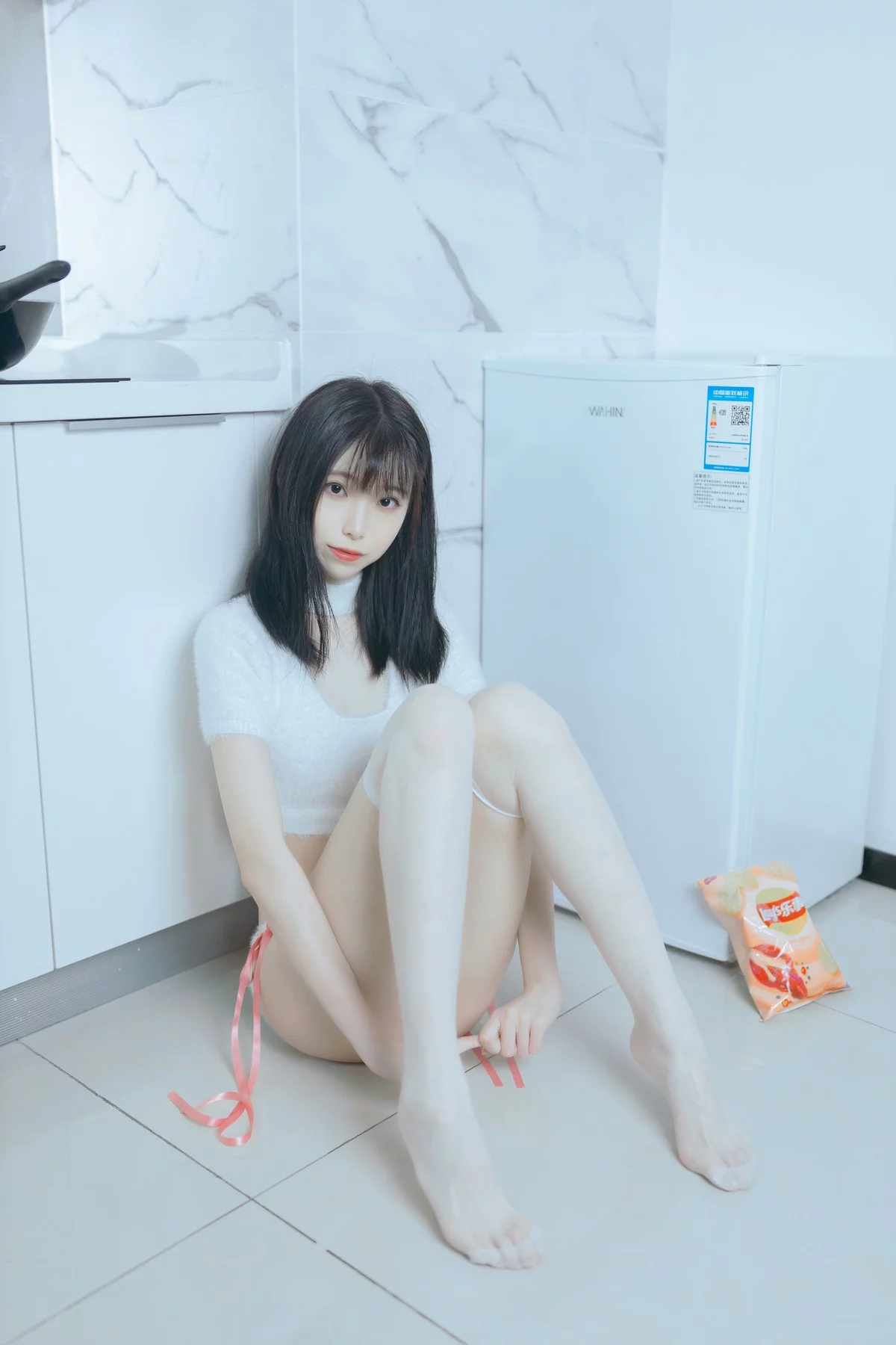网络美女许岚纯欲毛衣主题私房性感纯白毛线内衣配白丝袜秀完美身材诱惑写真40P
