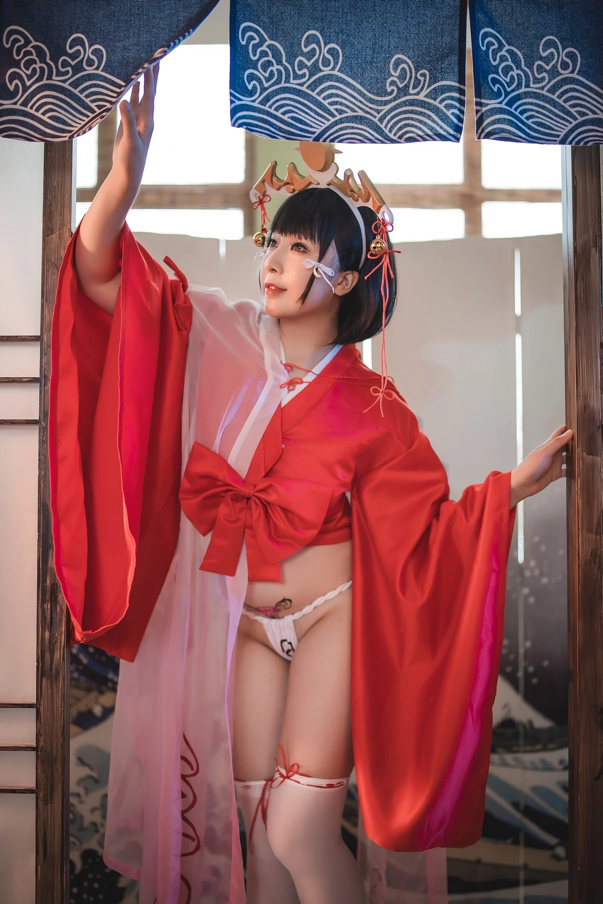 网红妹子小容仔咕咕咕黑兽巫女辉夜主题日系红色服饰配白丝袜秀美腿诱惑写真31P