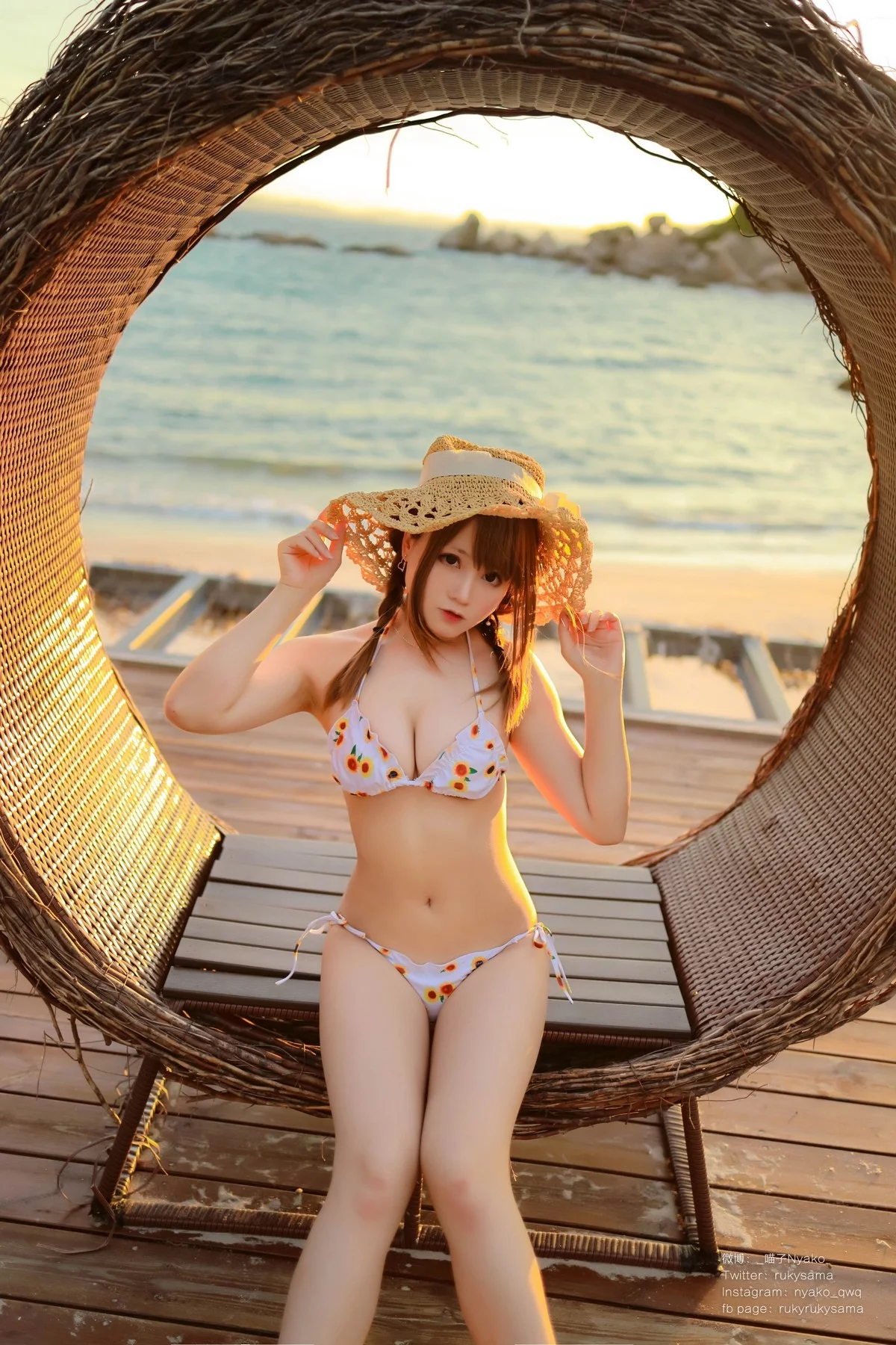 网络美女Nyako喵子向日葵比基尼主题海边沙滩性感比基尼秀完美身材诱惑写真66P