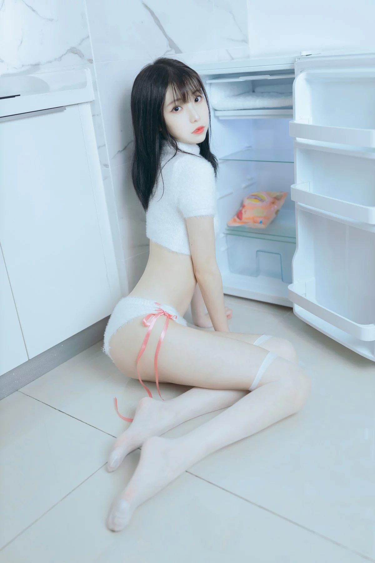 网络美女许岚纯欲毛衣主题私房性感纯白毛线内衣配白丝袜秀完美身材诱惑写真40P