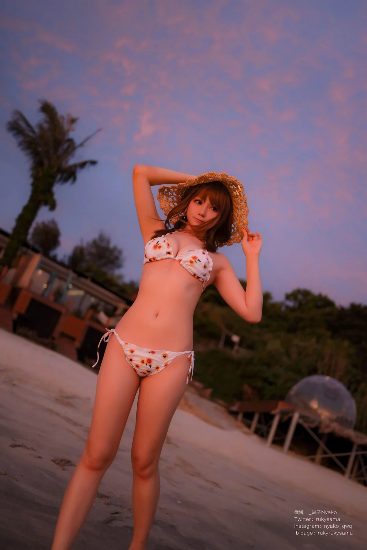 网络美女Nyako喵子向日葵比基尼主题海边沙滩性感比基尼秀完美身材诱惑写真66P