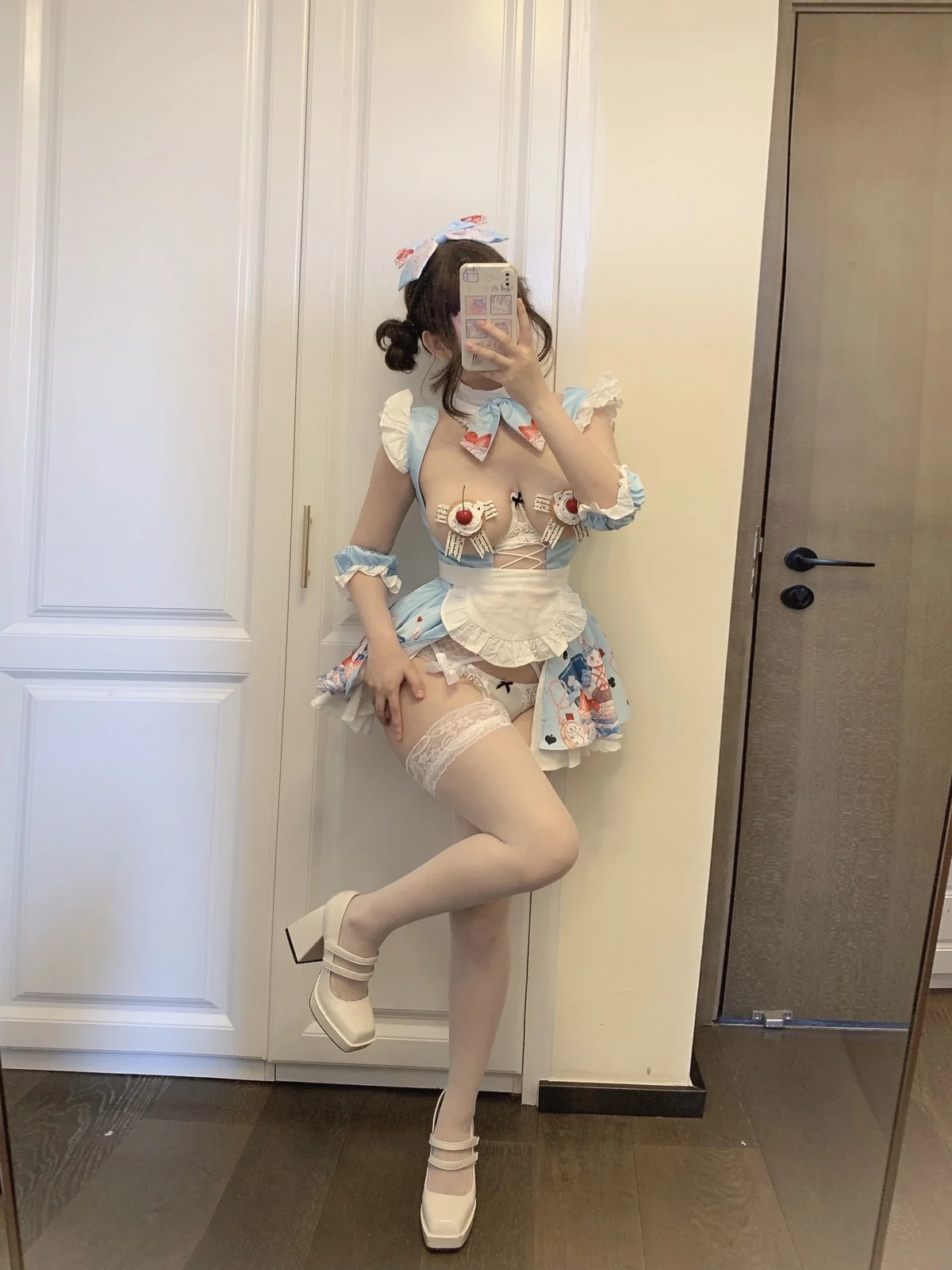 蜜桃少女是依酱呀甜点主题私房性感情趣女仆装露傲人豪乳甜点遮点惹火诱惑写真29P